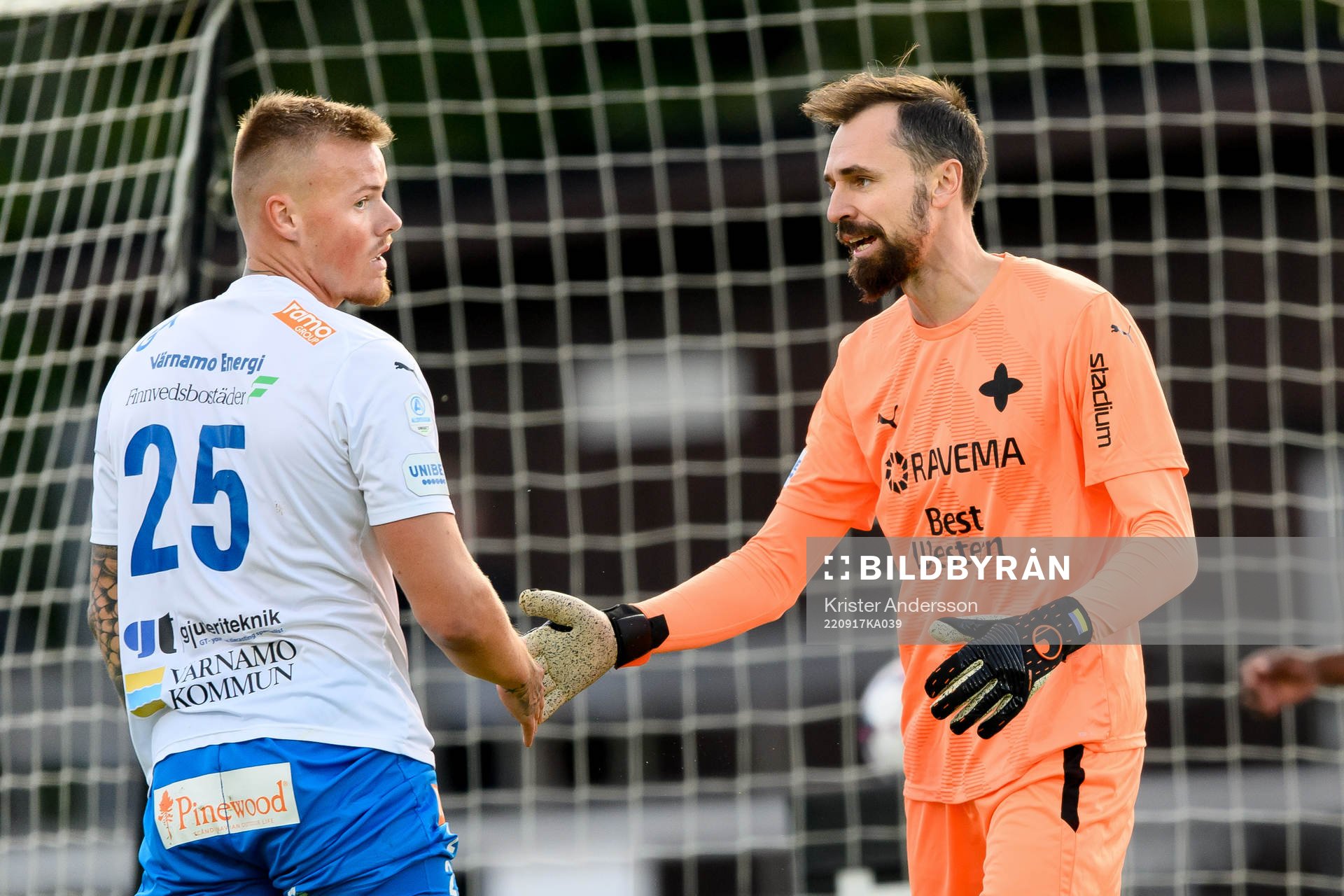 Värnamos Felix Wennergrund och målvakt Pilip