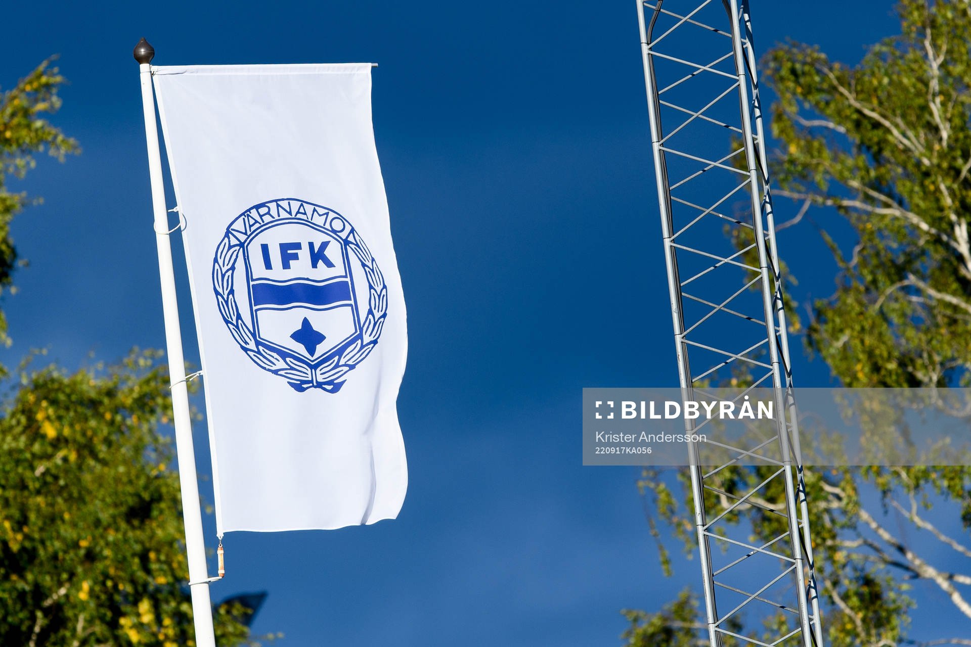 Värnamos flagga under fotbollsmatchen i Allsvenskan mellan Värnamo och Varberg den 17 september 2022 i Värnamo. 
