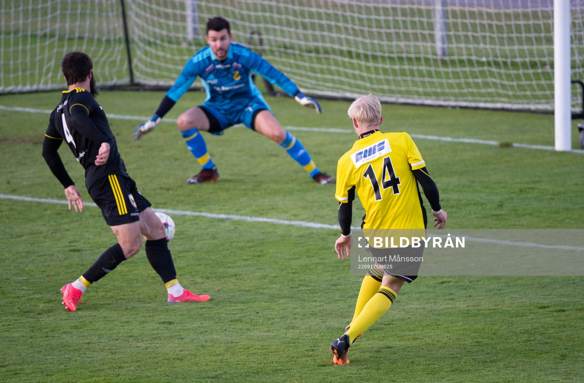 IFK Hässleholms 16-årige debutant Linus Roslund i matchen