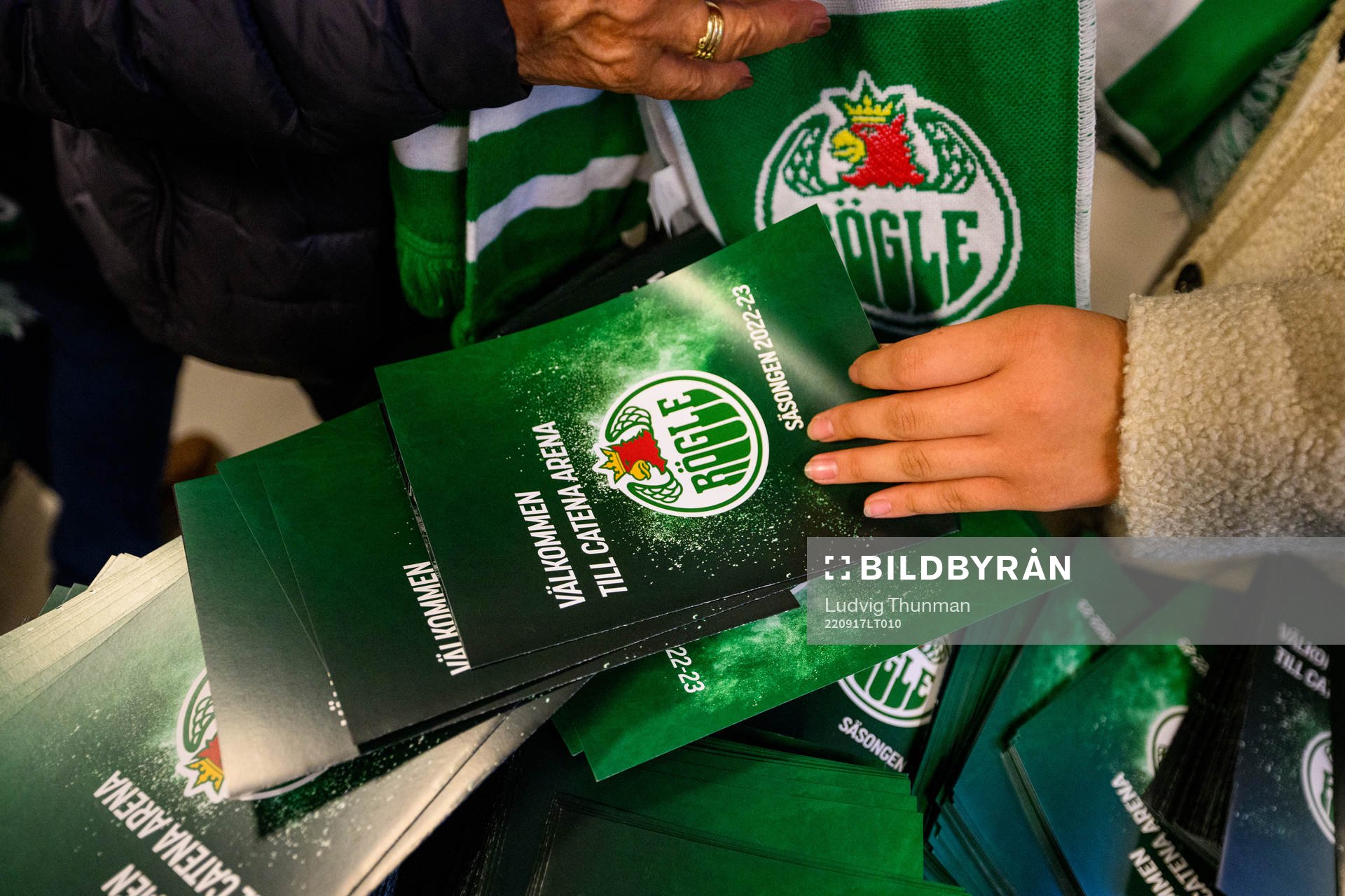 Programblad delas ut till publiken