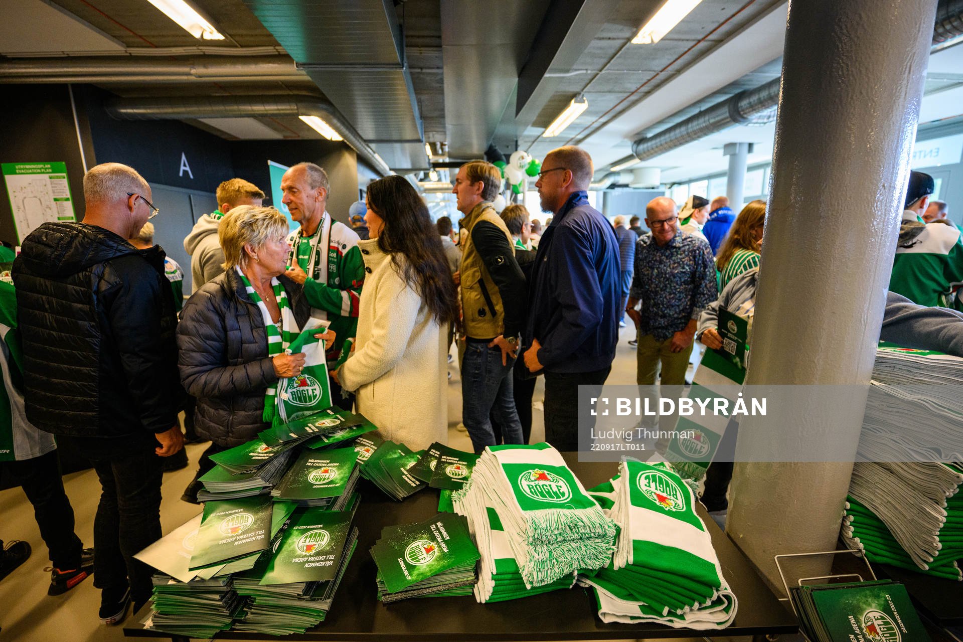 Publiken får halsdukar vid insläppet