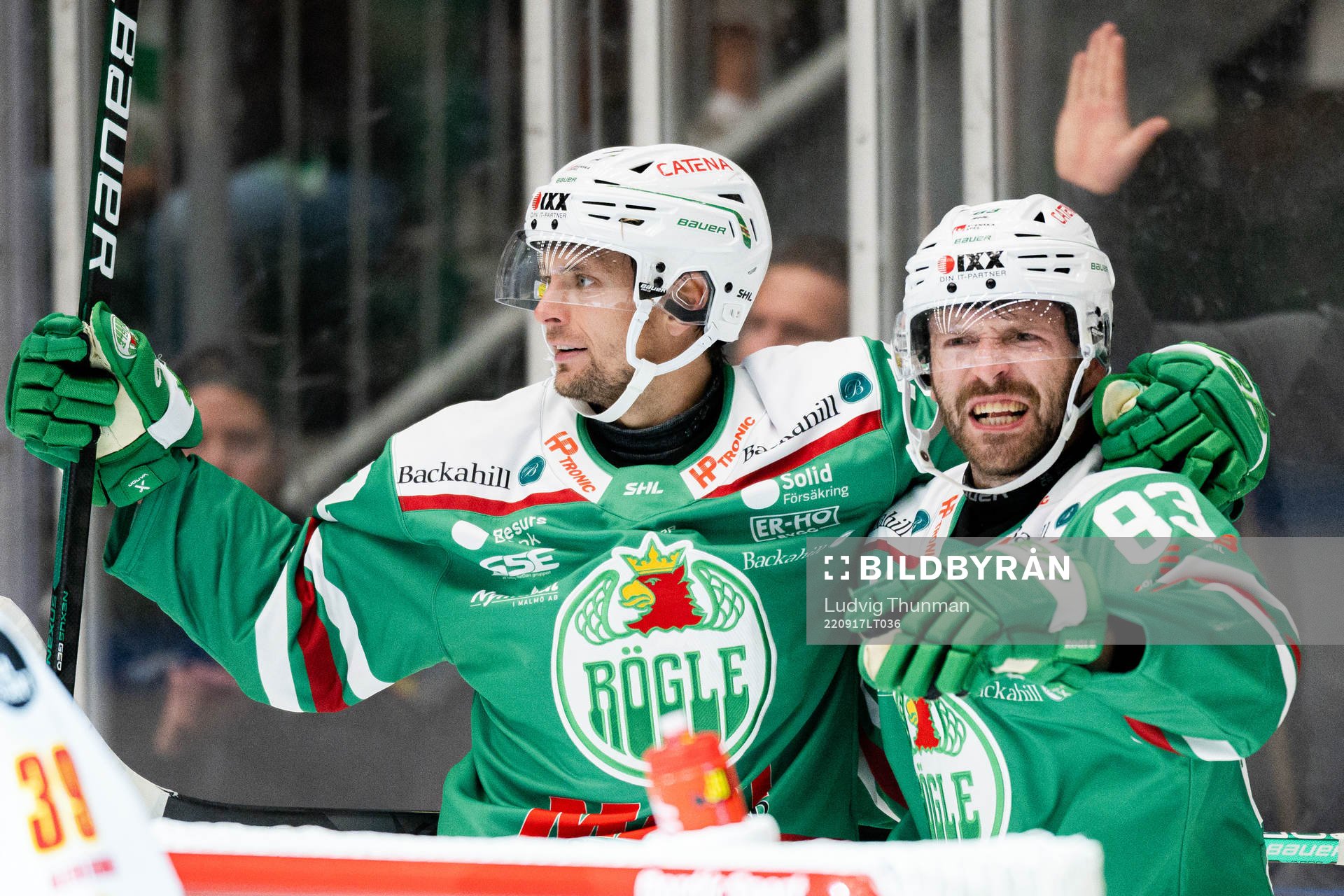 Rögles Daniel Zaar och Riley Sheen jublar