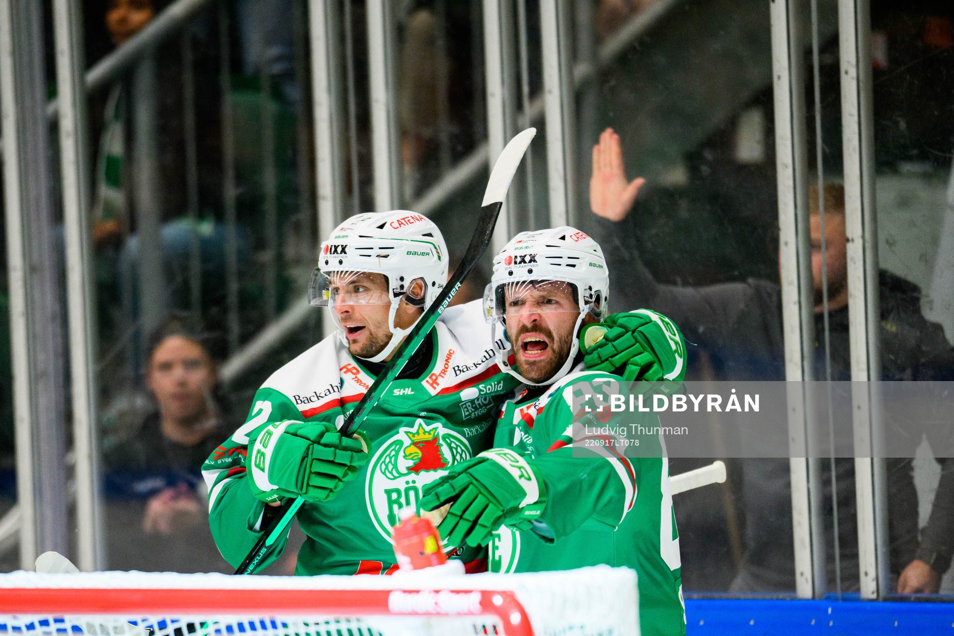 Rögles Daniel Zaar och Riley Sheen jublar