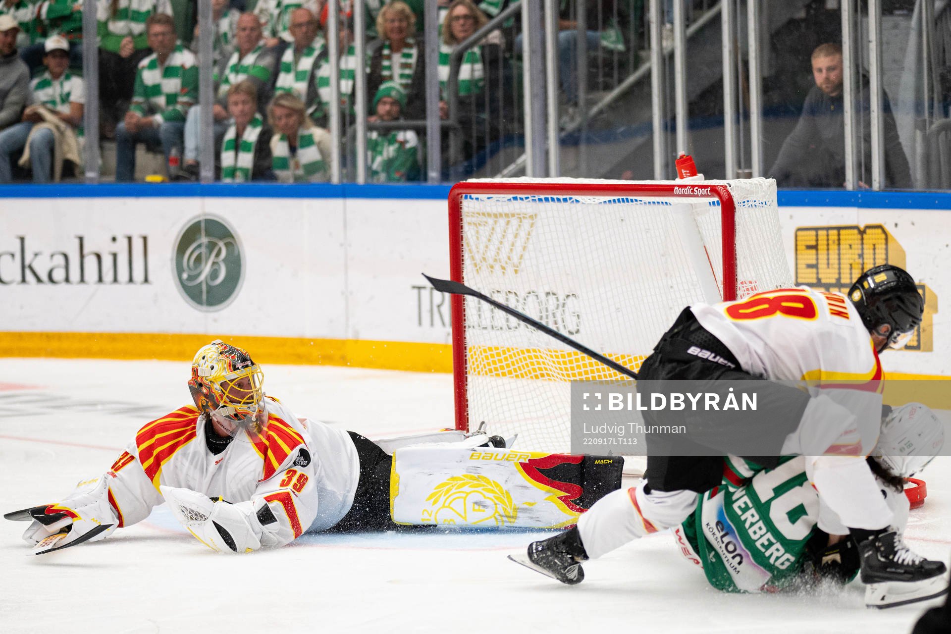 Rögles Dennis Everberg oroar framför Brynäs Anton Rödin