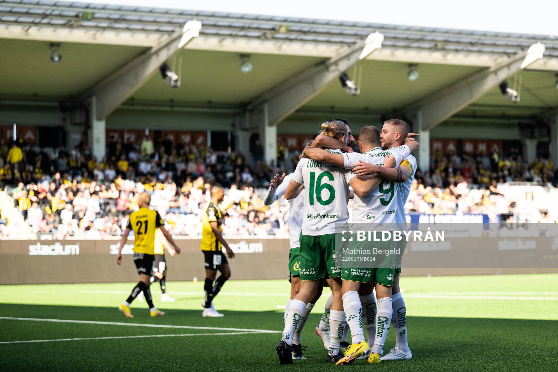 Hammarbys Gustav Ludwigson jublar med lagkamrater