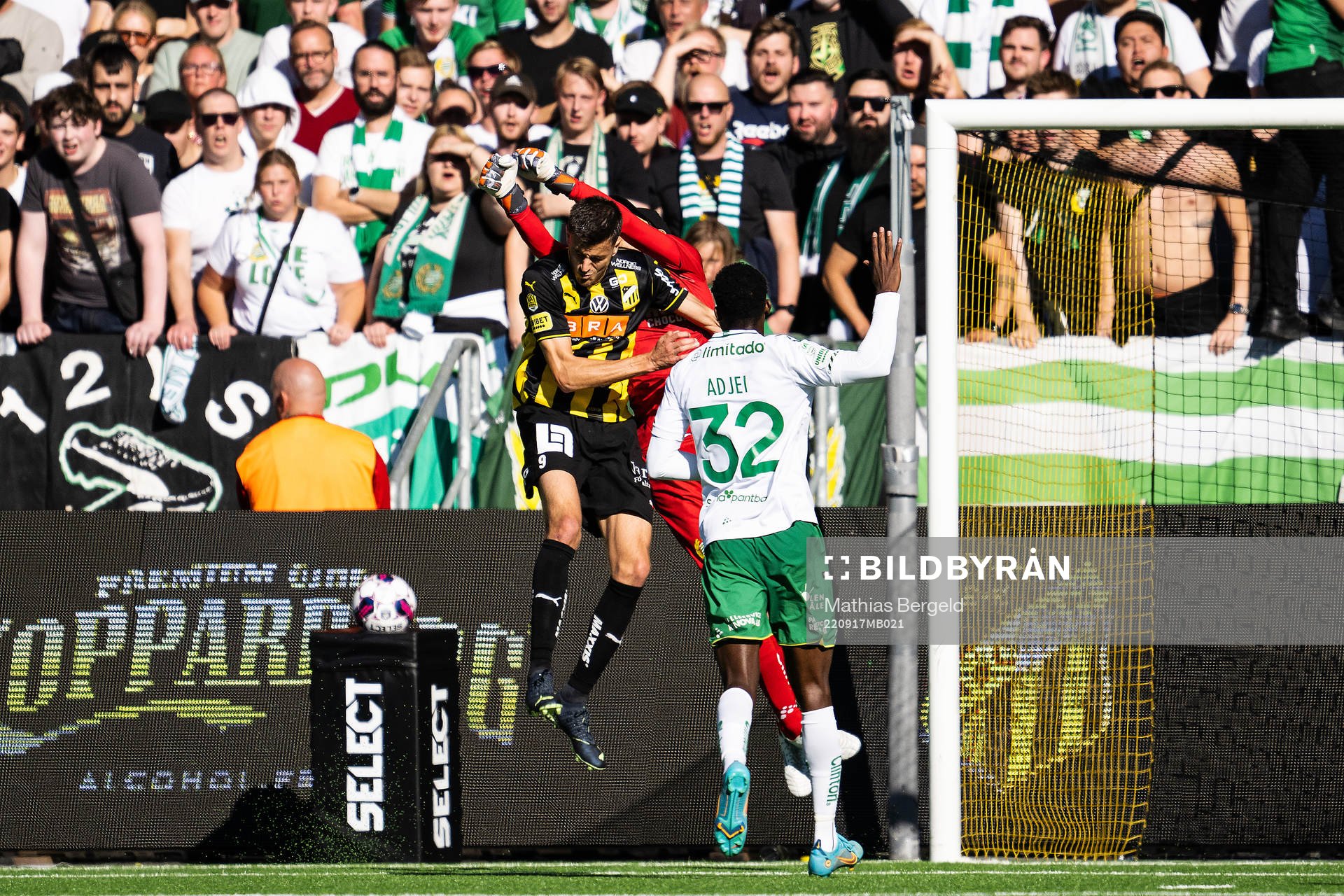 Häckens Alexander Jeremejeff och Hammarbys målvakt Davor