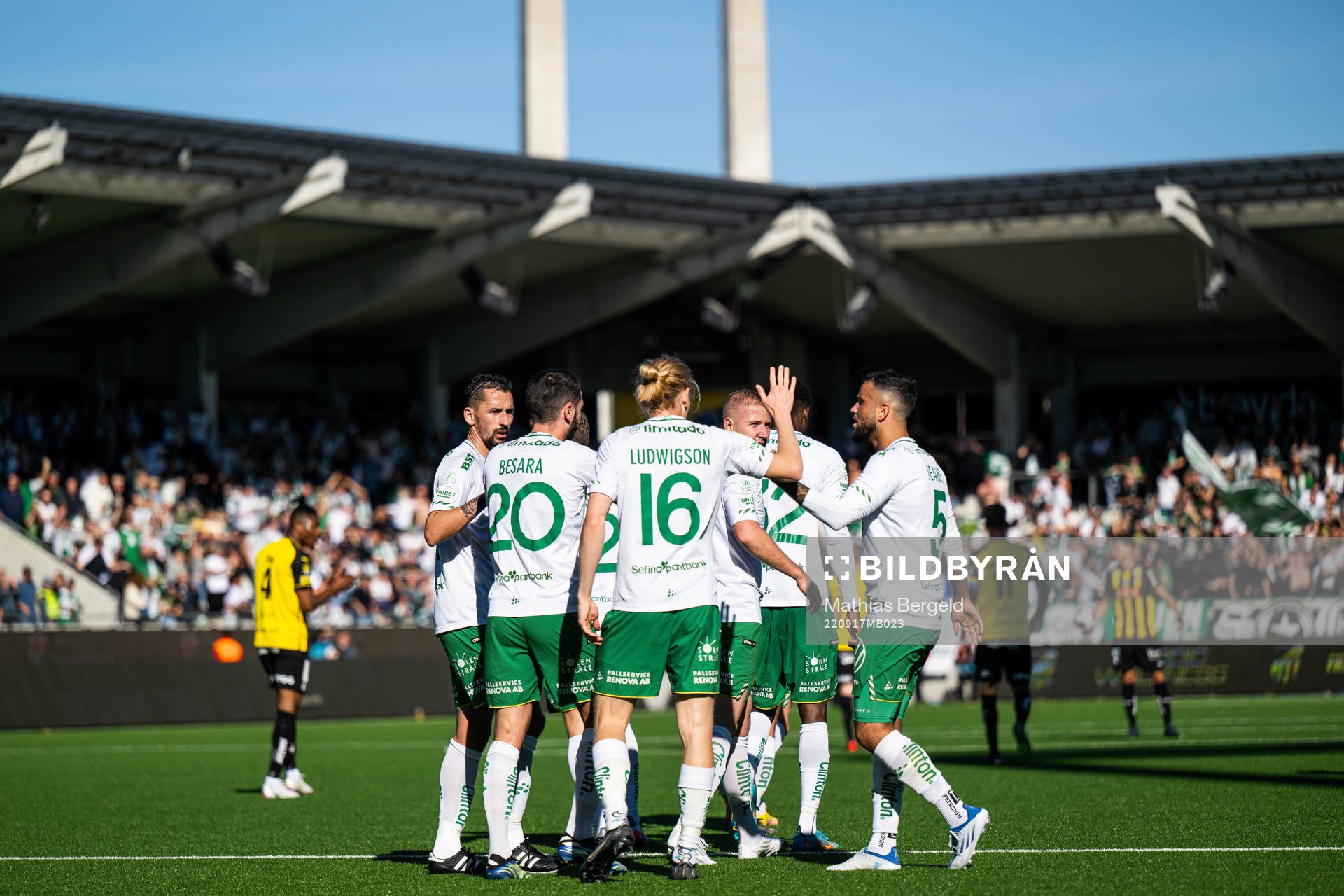 Hammarbys Gustav Ludwigson jublar med lagkamrater