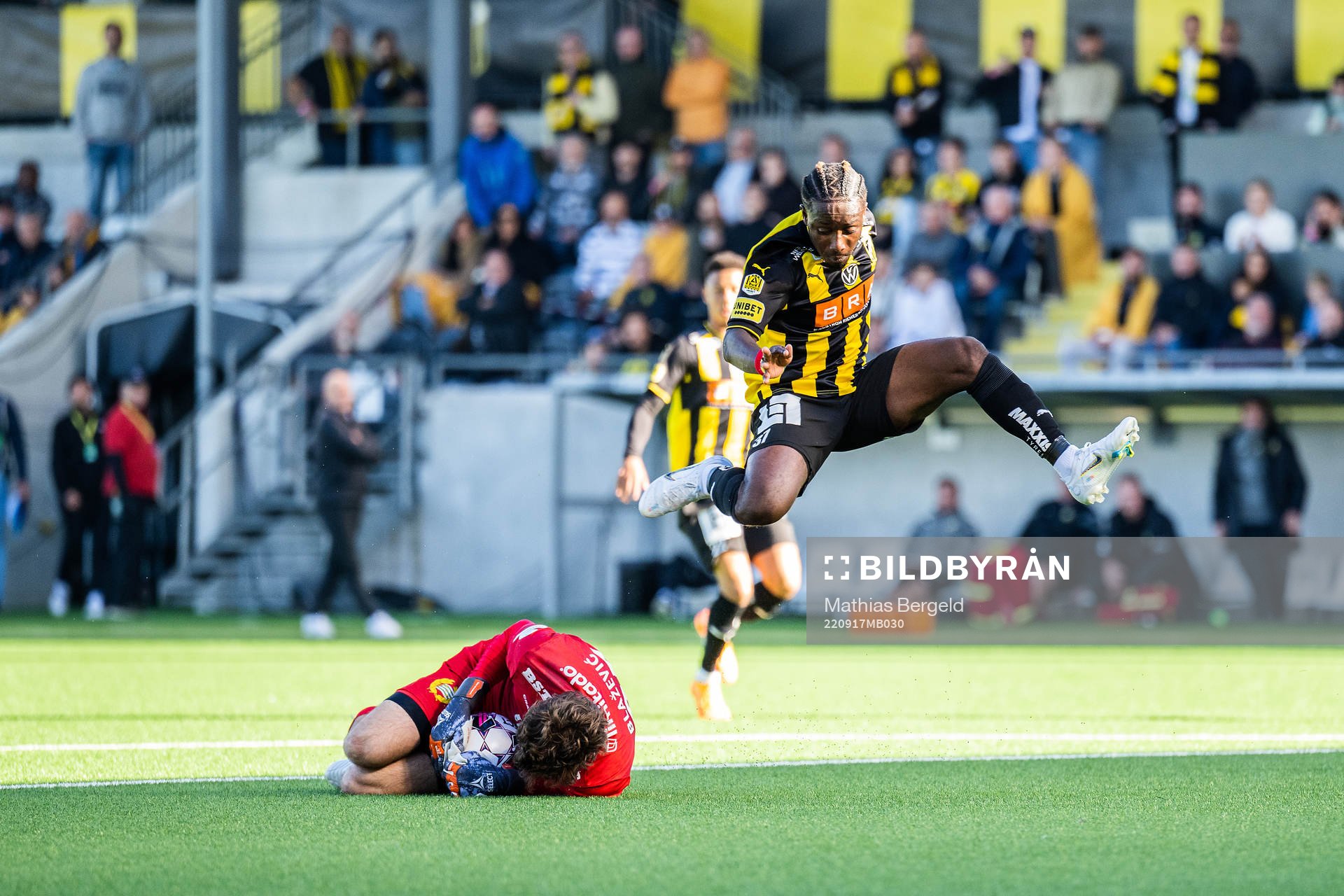 Hammarbys målvakt Davor Blazevic och Häckens Ibrahim Sadiq