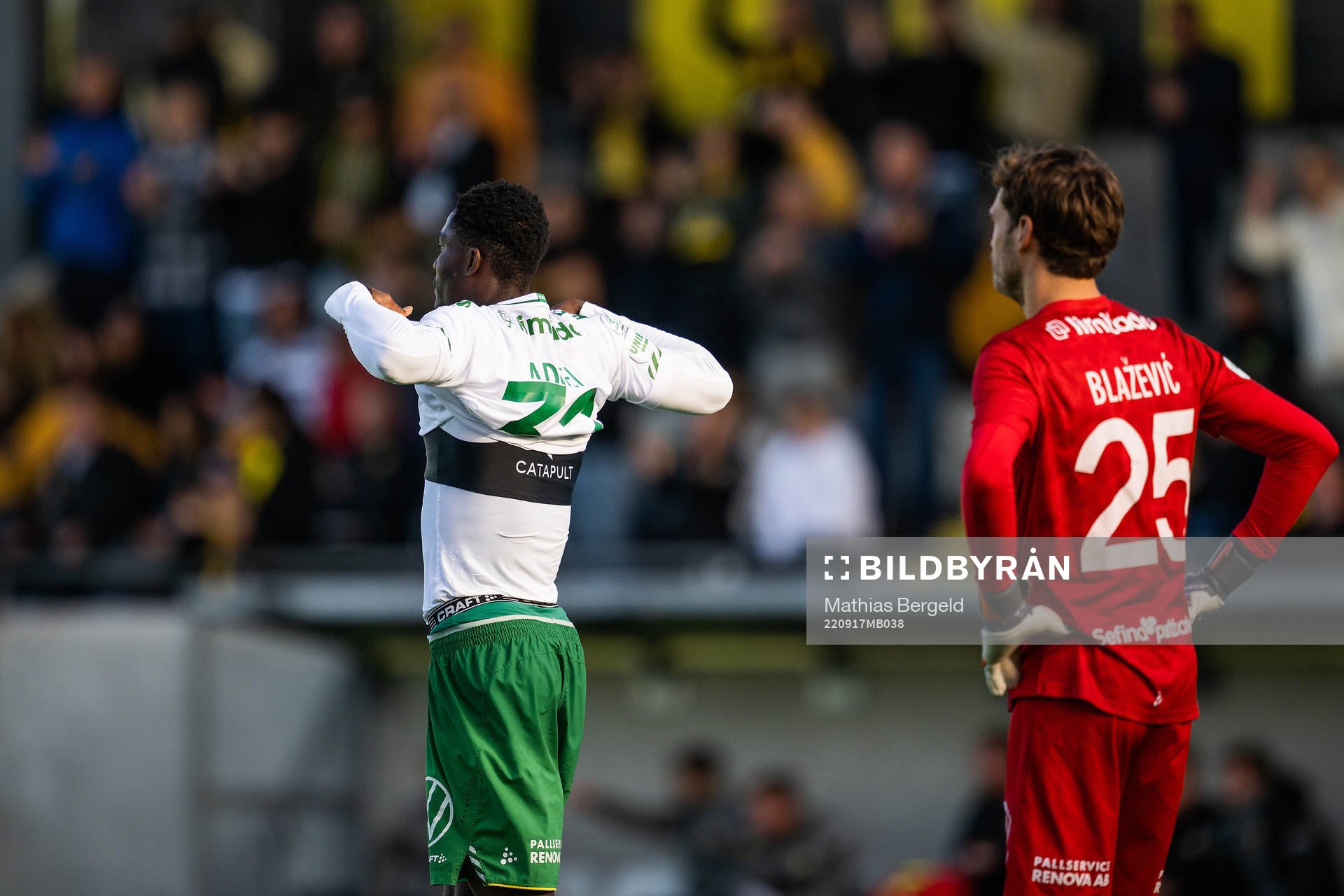 Hammarbys Nathaniel Adjei och målvakt Davor Blazevic deppar