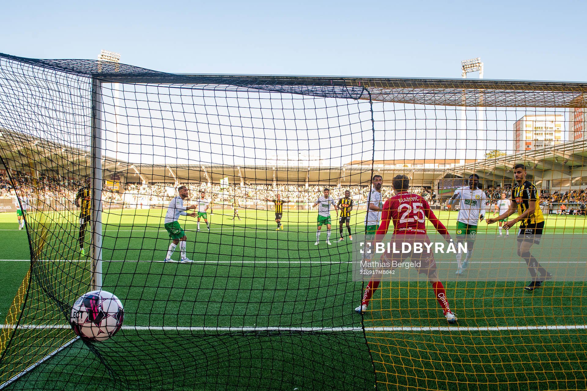 Hammarbys Loret Sadiku och Nathaniel Adjei samt Häckens Alexander Jeremejeff ser 1-1 gå in bakom Hammarbys målvakt Davor Blazevic under fotbollsmatchen i Allsvenskan mellan Häcken och Hammarby den 17 september 2022 i Göteborg.