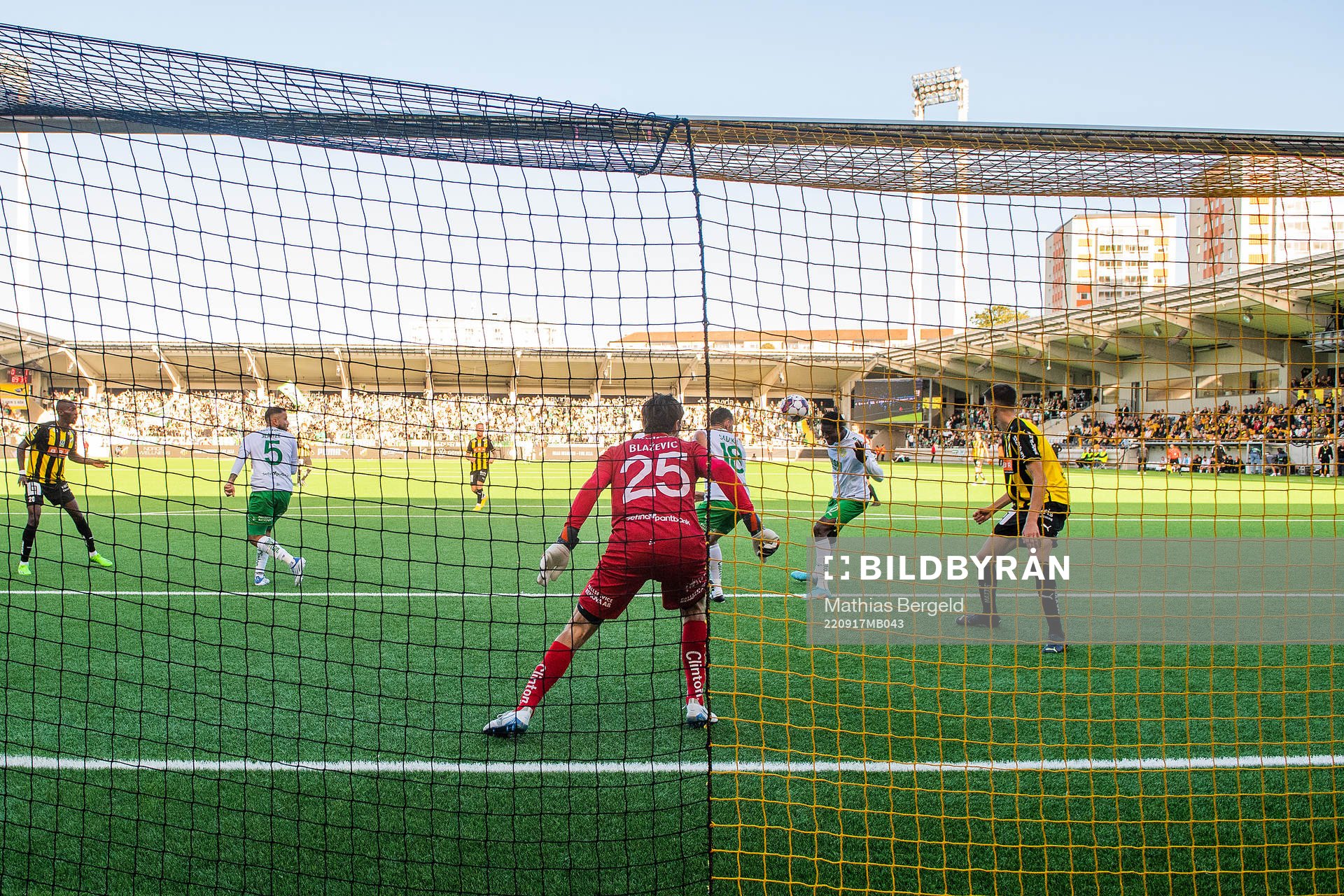 Hammarbys Nathaniel Adjei gör självmål 1-1 bakom