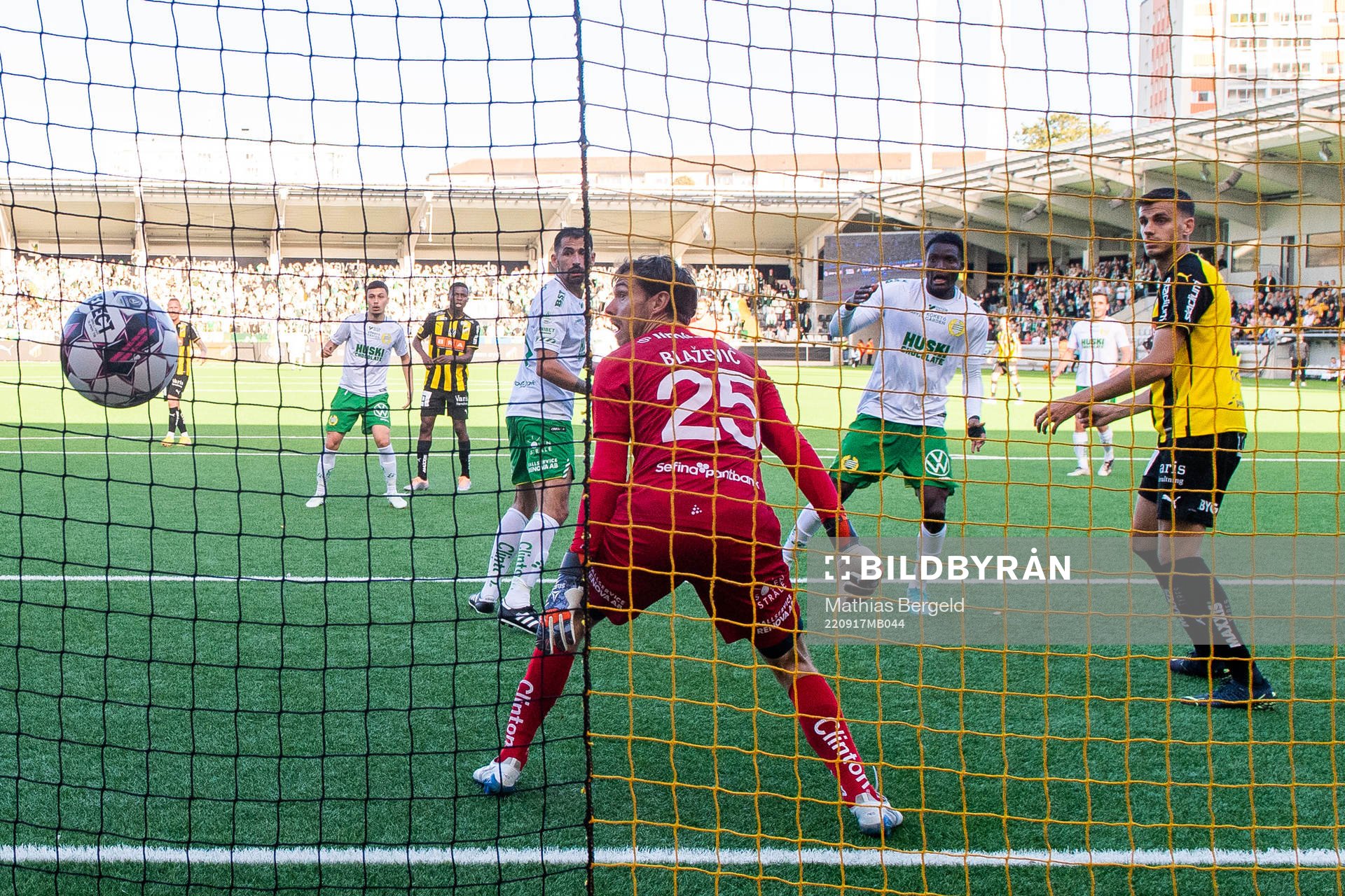 Hammarbys målvakt Davor Blazevic ser Nathaniel Adjei göra