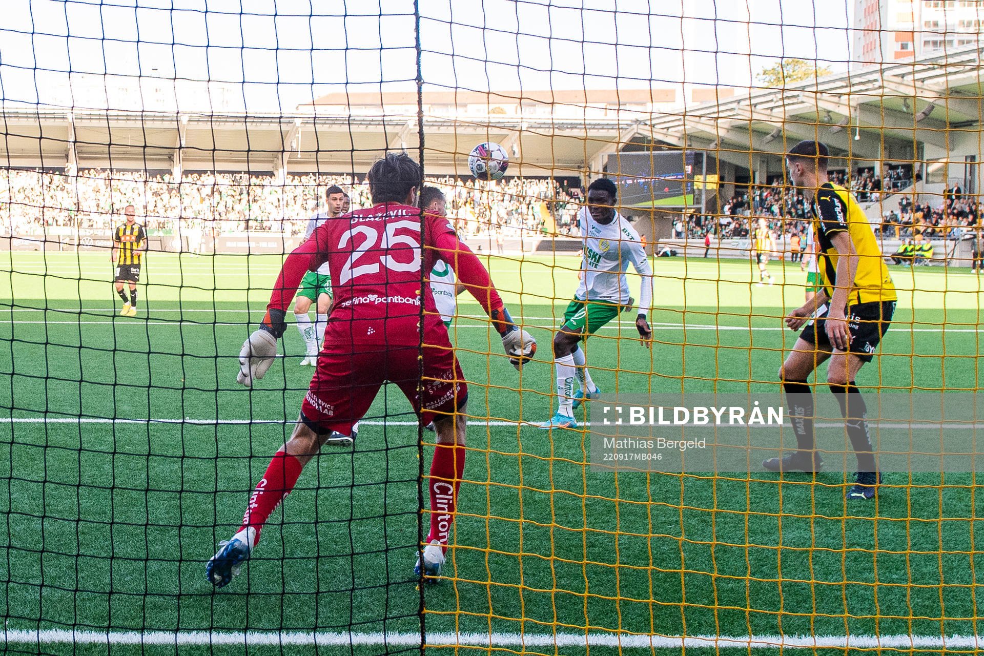 Hammarbys Nathaniel Adjei gör självmål till 1-1 framför