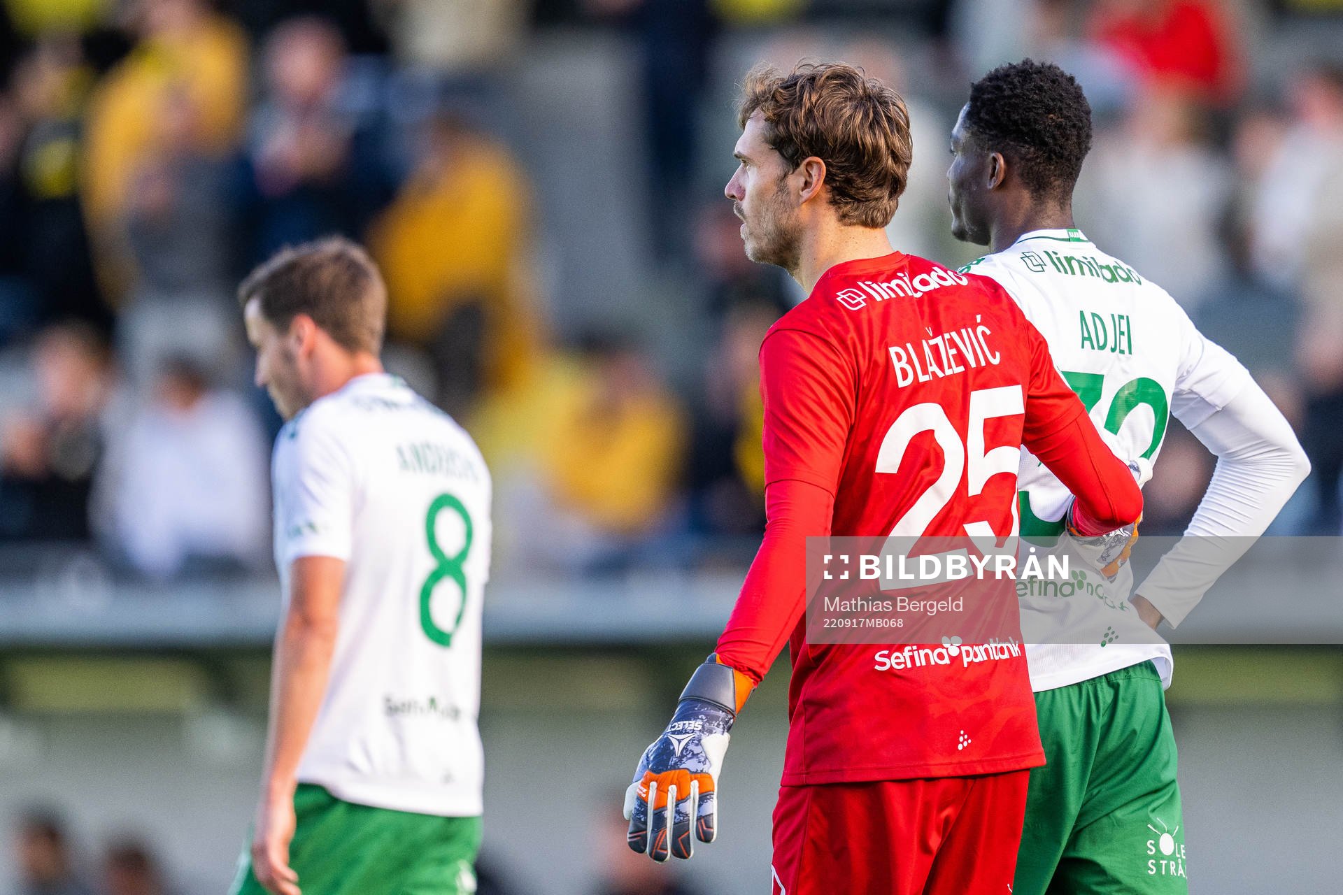 Hammarbys målvakt Davor Blazevic och Nathaniel Adjei deppar