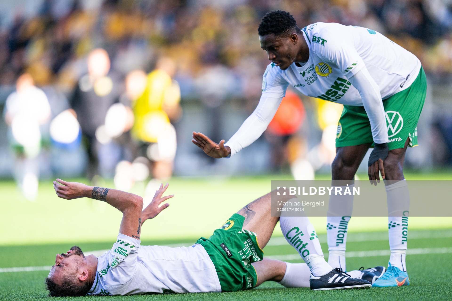 Hammarbys Loret Sadiku har ont och ses om av Nathaniel Adjei under fotbollsmatchen i Allsvenskan mellan Häcken och Hammarby den 17 september 2022 i Göteborg.