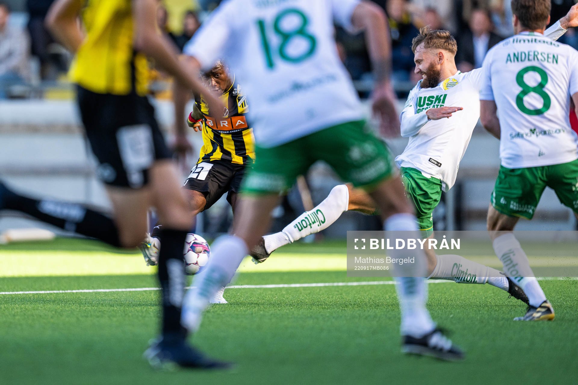 Häckens Ibrahim Sadiq och Hammarbys Jeppe Andersen