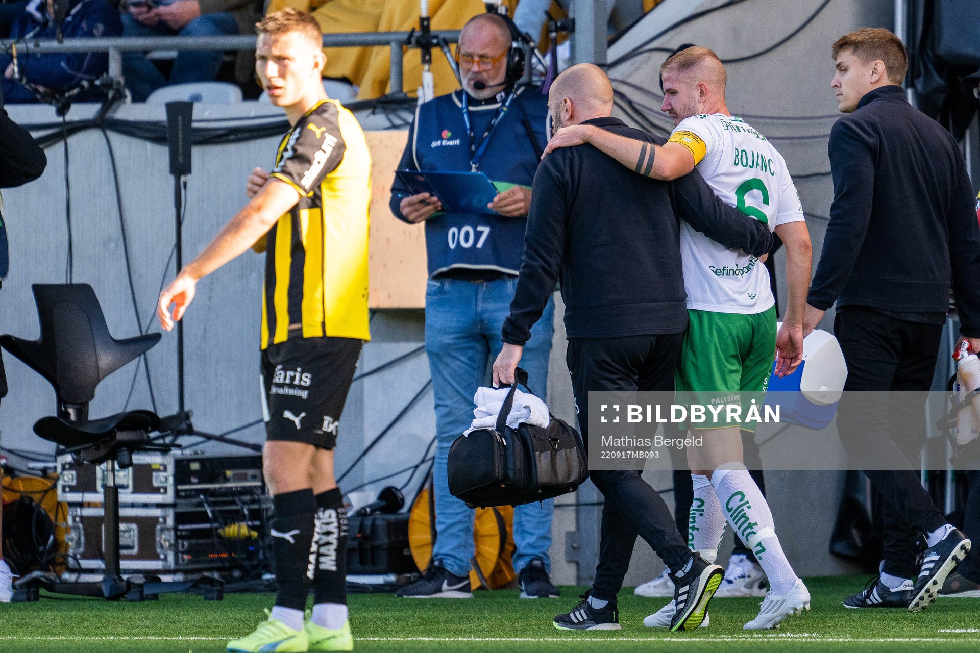 Hammarbys Darijan Bojanic får hjälp av plan