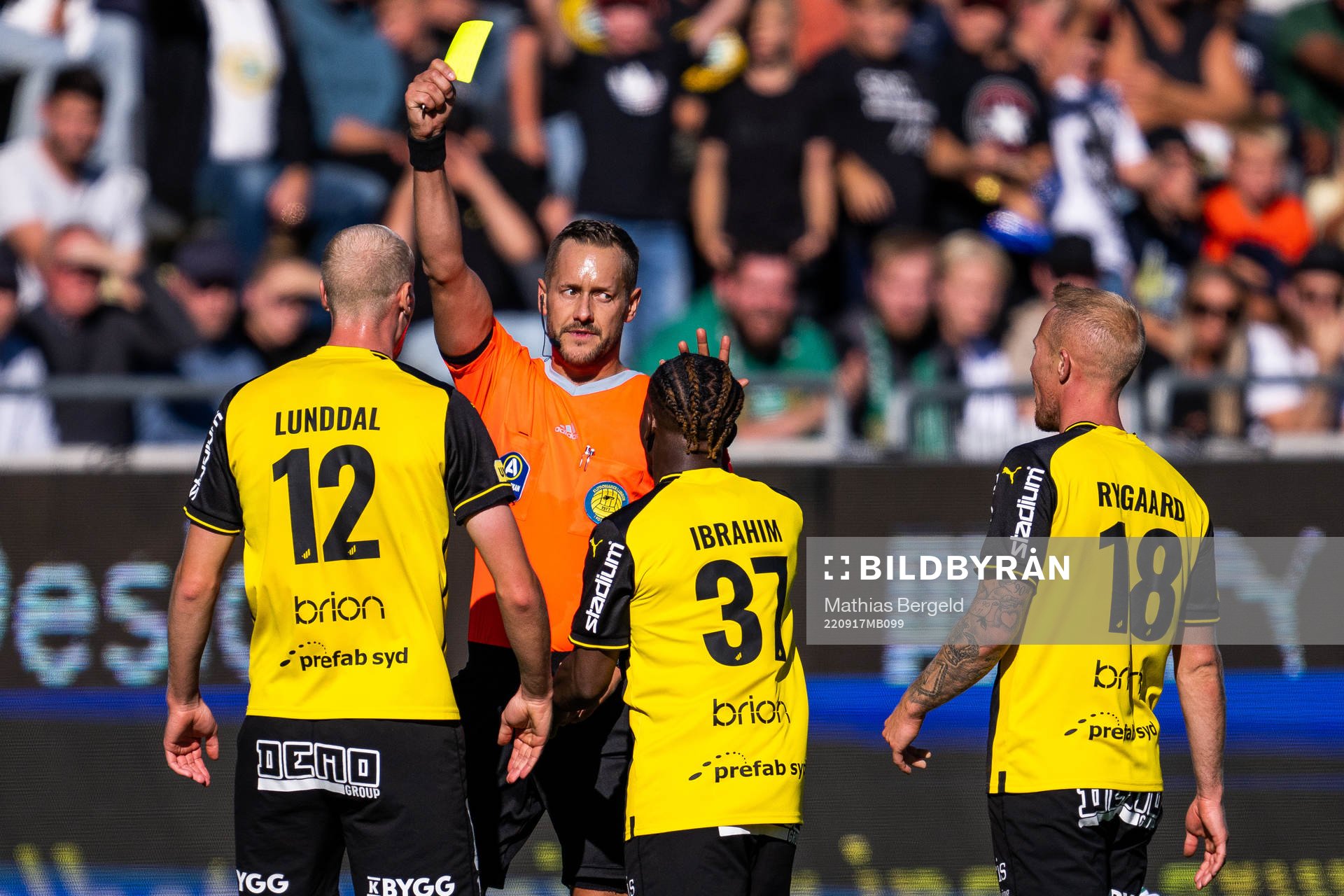 Domare Victor Wolf varnar Valgeir Fridriksson och Ibrahim