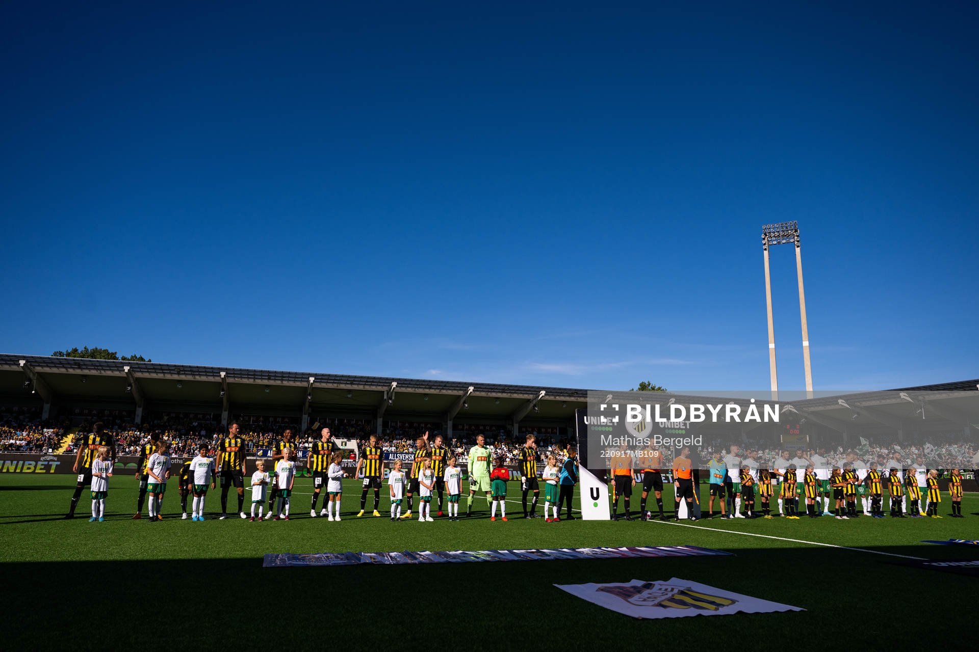 Häckens och Hammarbys spelare vid line up inför fotbollsmatchen i Allsvenskan mellan Häcken och Hammarby den 17 september 2022 i Göteborg.