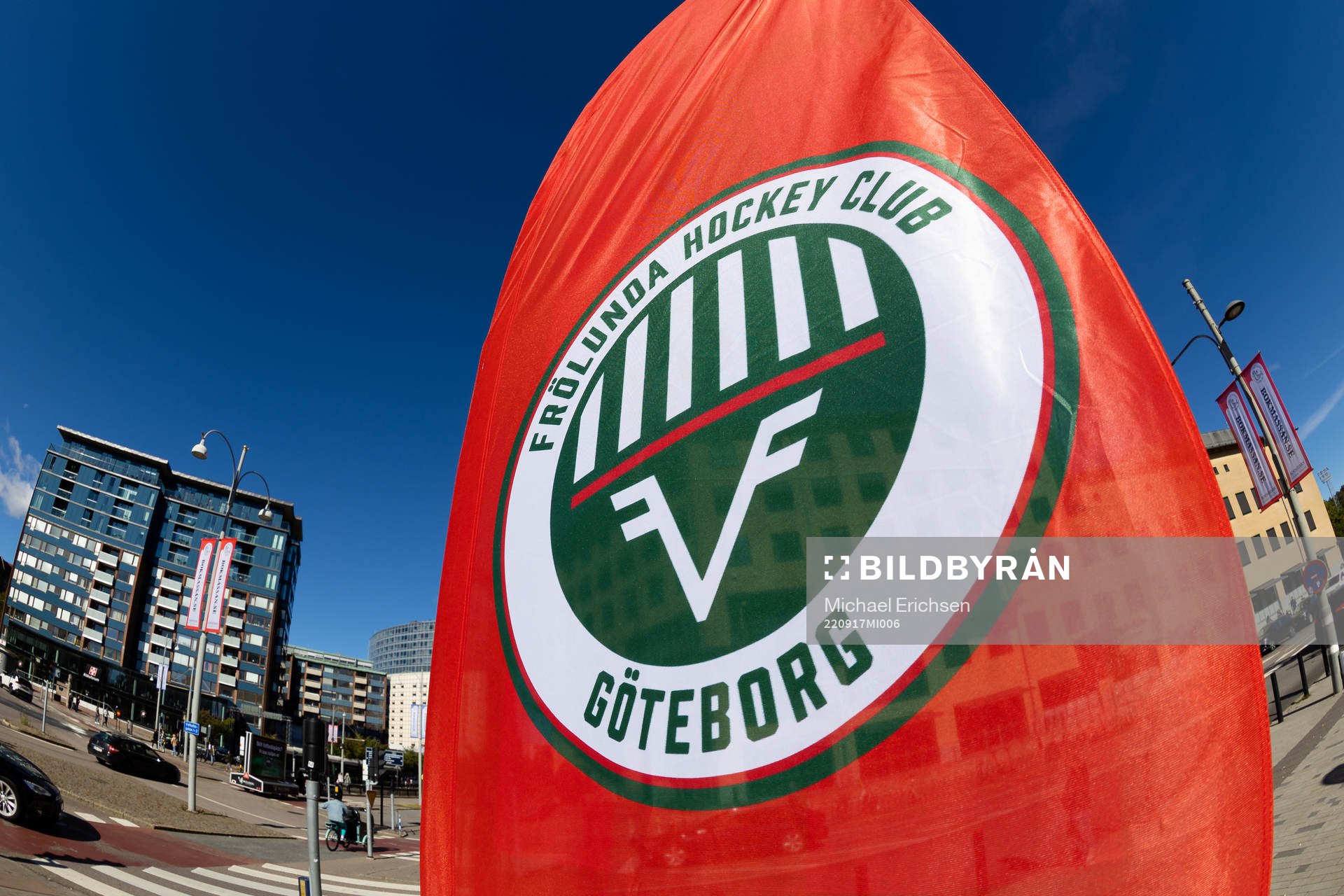 En flagga med Frölundas klubbmärke utanför Scandinavium