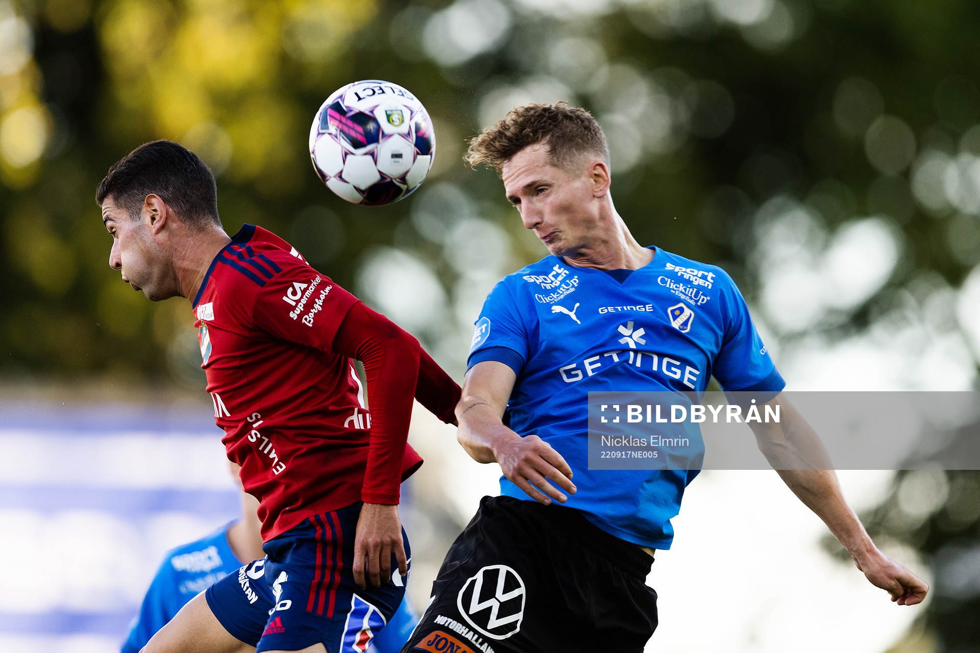 Östers Ahmed Bonnah och Halmstads Andreas Bengtsson under fotbollsmatchen i Superettan mellan Halmstad och Öster den 17 september 2022 i Halmstad.