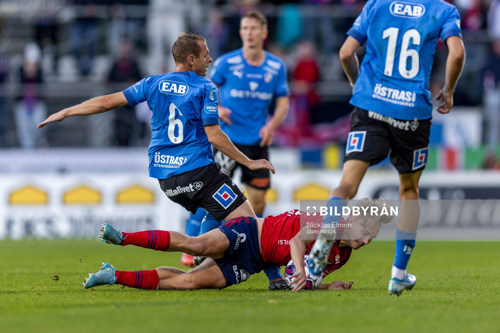 Östers Isak Magnusson under fotbollsmatchen i Superettan mellan Halmstad och Öster den 17 september 2022 i Halmstad. 