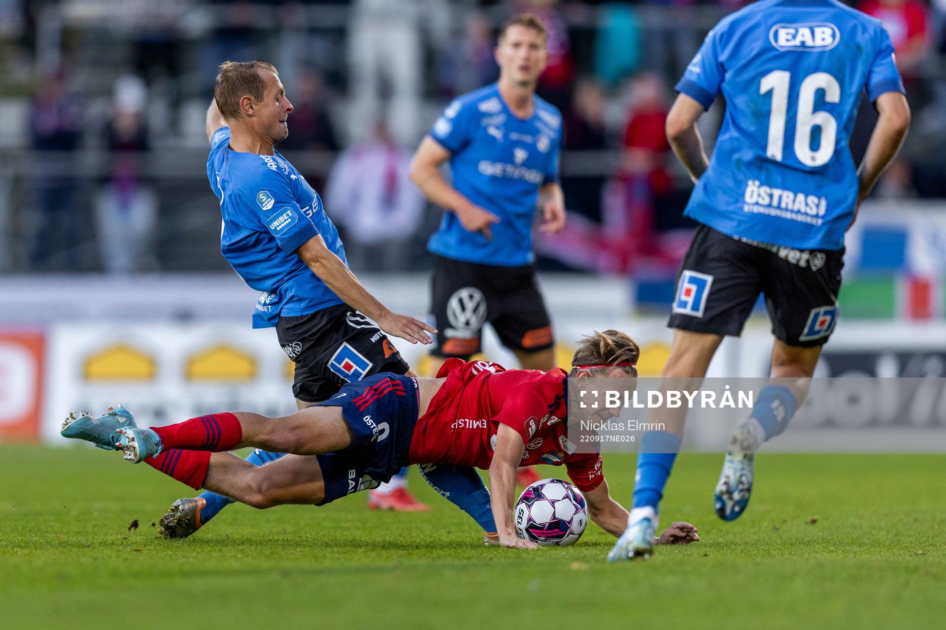 Östers Isak Magnusson och Halmstads Joel Allansson