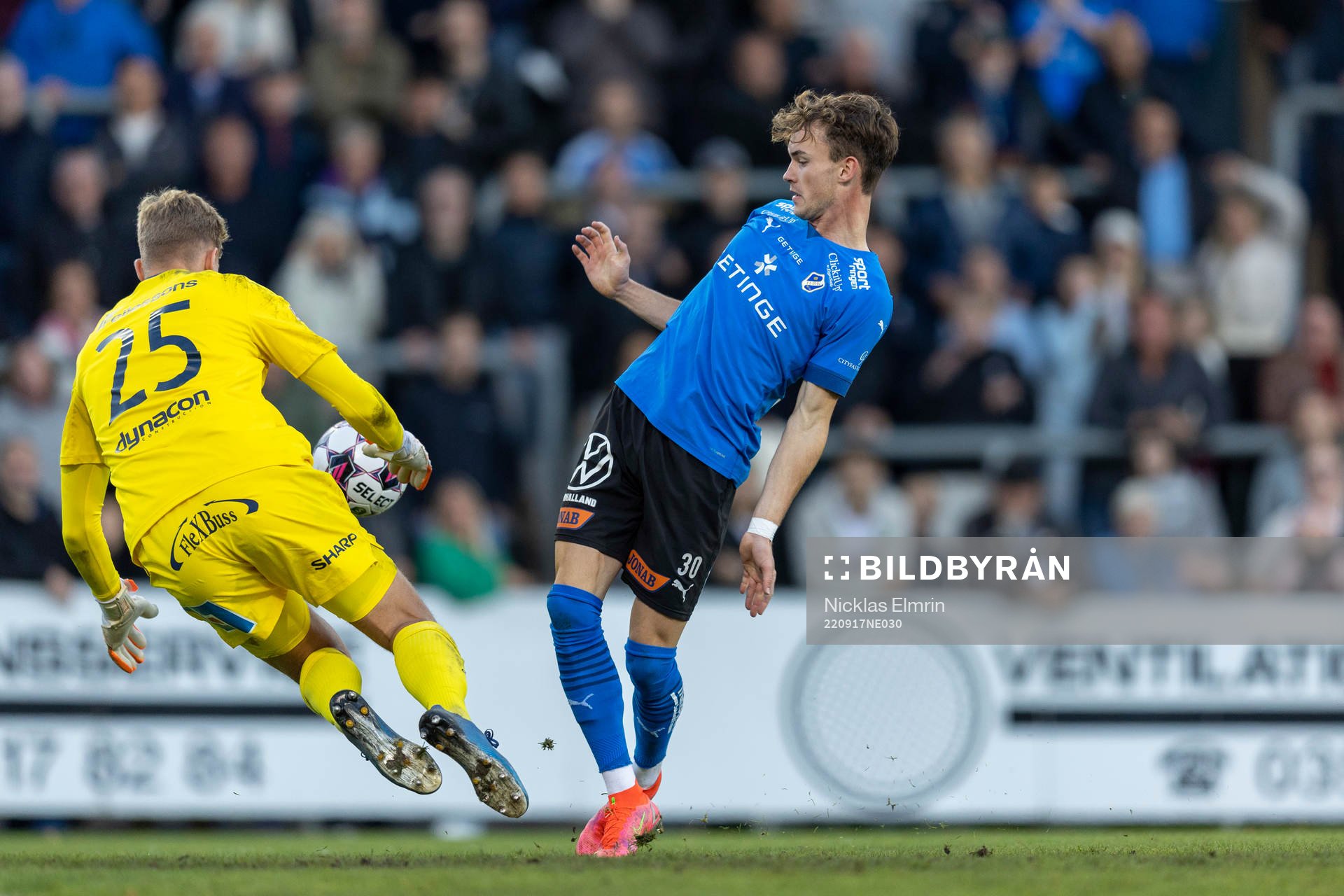 Östers målvakt Mathias Nilsson och Halmstads Alexander