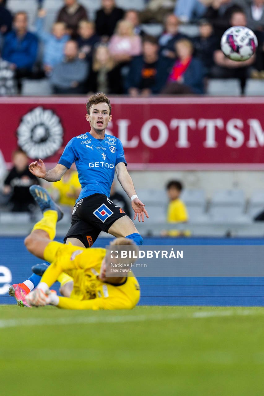 Halmstads Alexander Johansson gör 2-0 på Östers målvakt