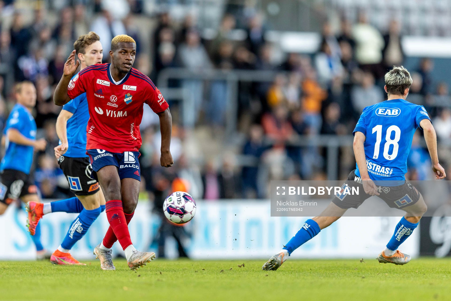 Östers Manasse Kusu under fotbollsmatchen i Superettan mellan Halmstad och Öster den 17 september 2022 i Halmstad. 