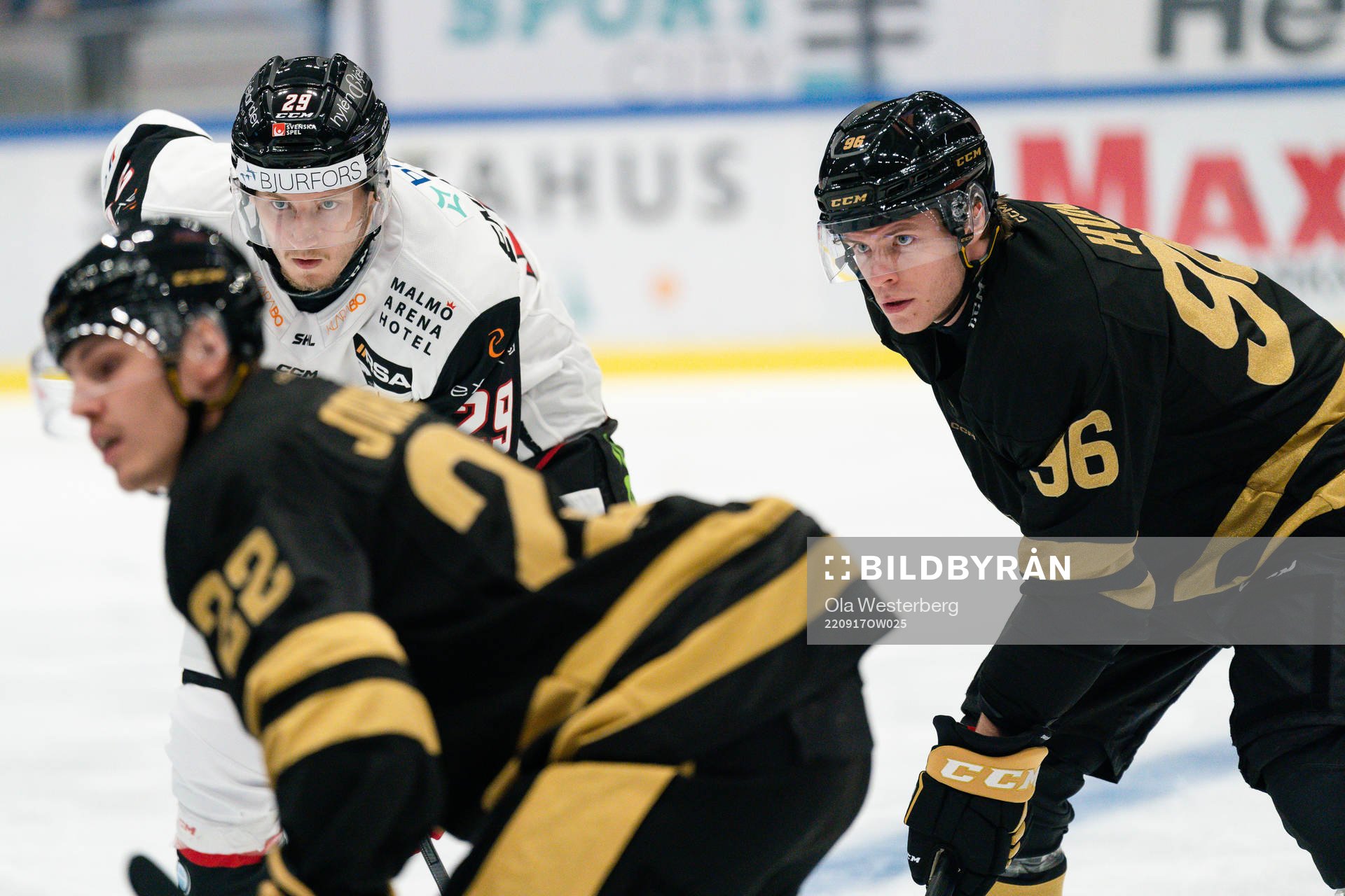 Malmö Redhawks Eric Engstrand och Skellefteås Rickard Hugg