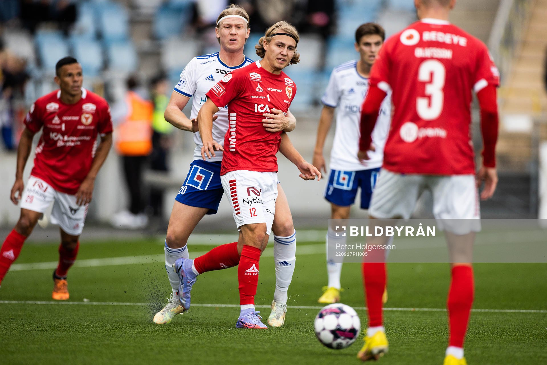 Kalmars Sebastian Nanasi och IFK Norrköpings Daniel Fritz