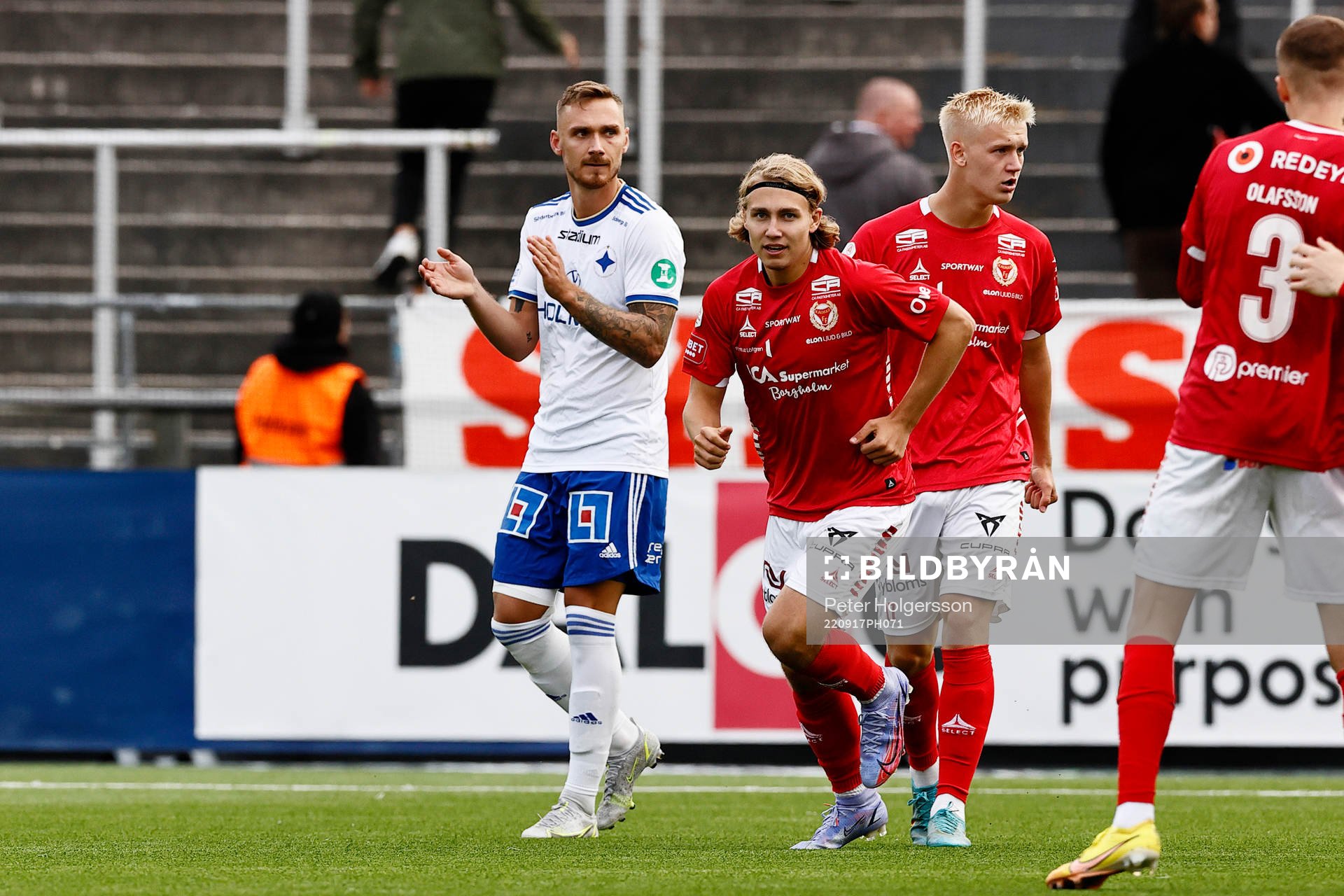 IFK Norrköpings Linus Wahlqvist Egnell applåderar