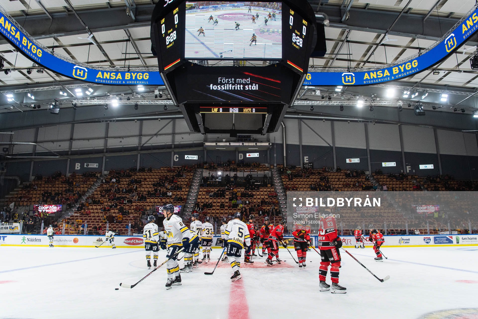 HV71s och Luleås spelare på isen