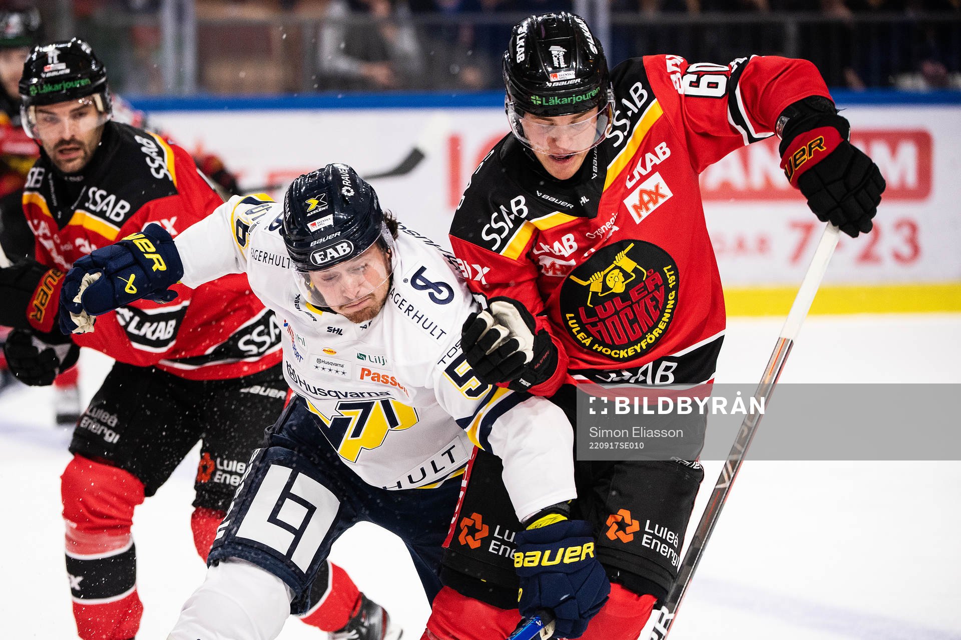 HV71s Fredrik Forsberg och Luleås Julius Honka