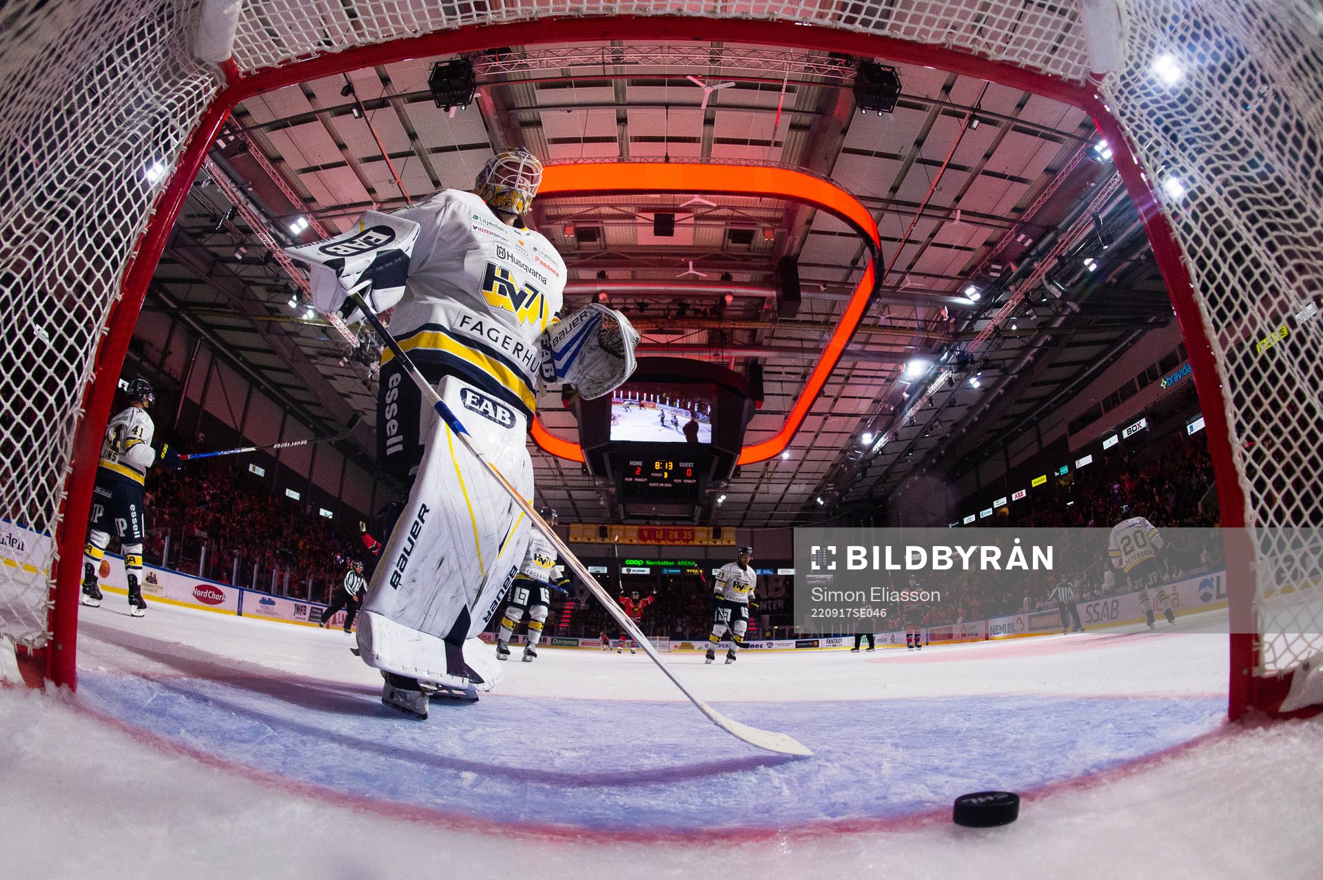 HV71s målvakt Joni Ortio deppar