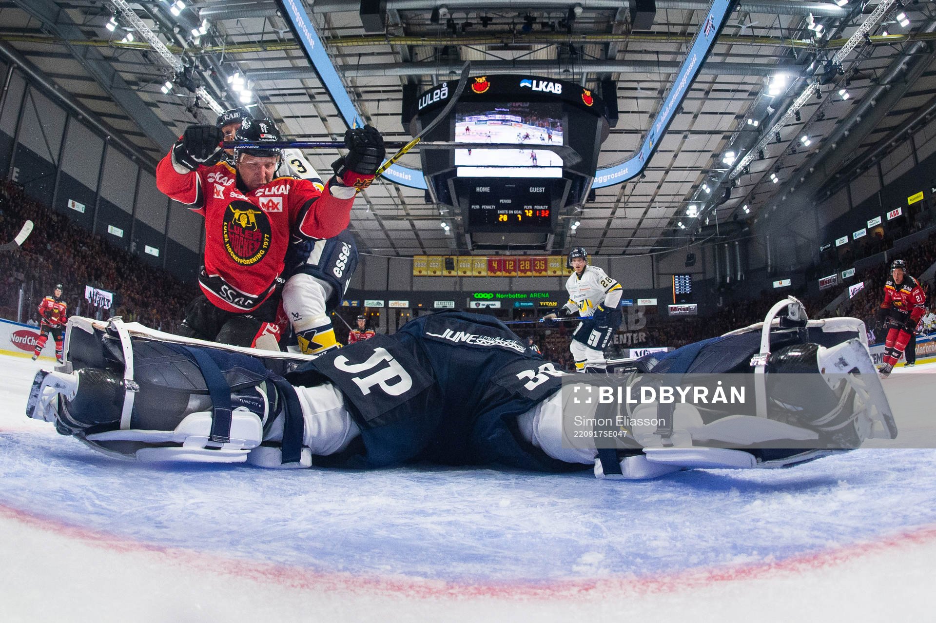 Luleås Leo Komarov framför HV71s målvakt Joni Ortio