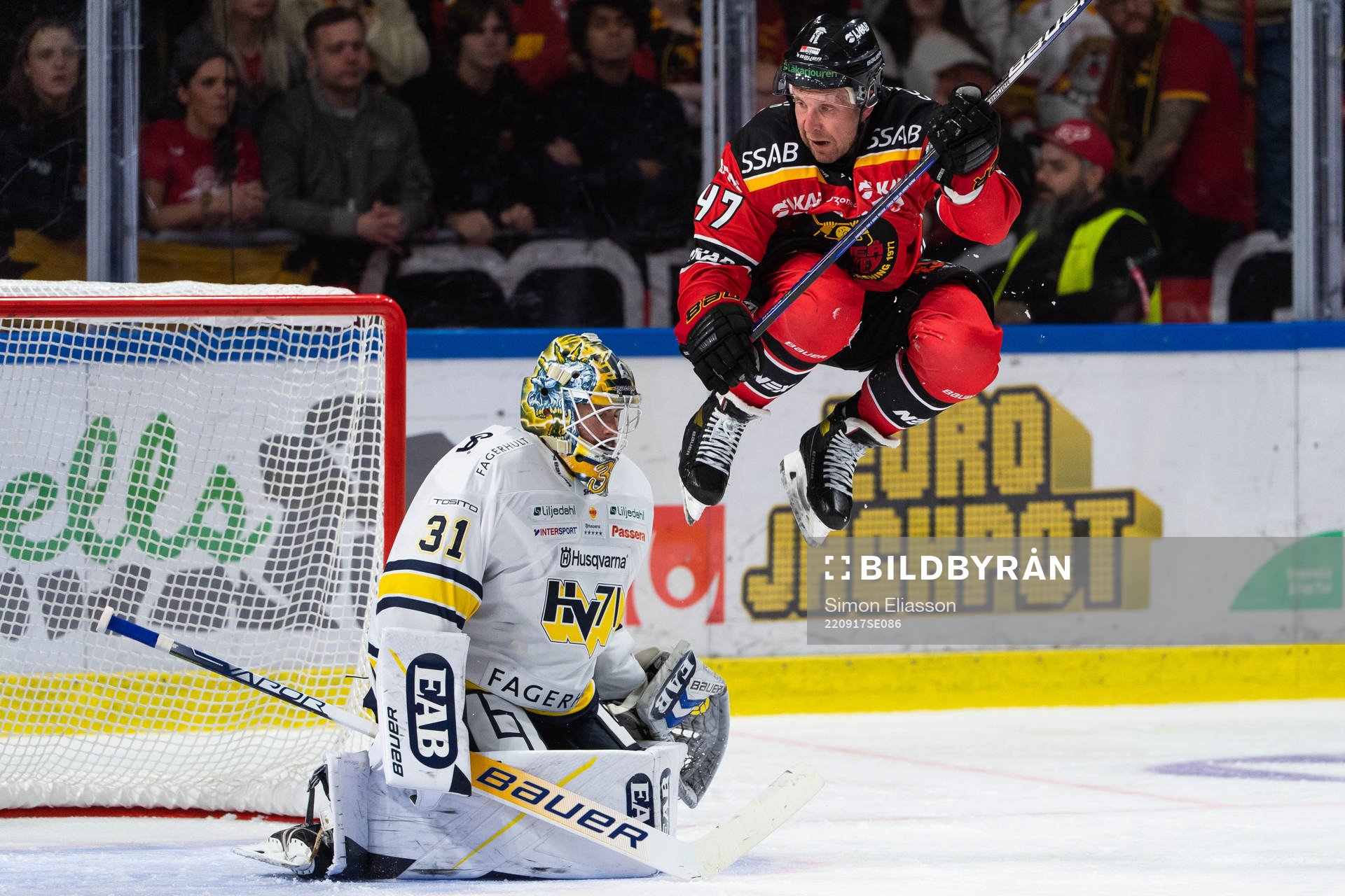 HV71s målvakt Joni Ortio och Luleås Leo Komarov