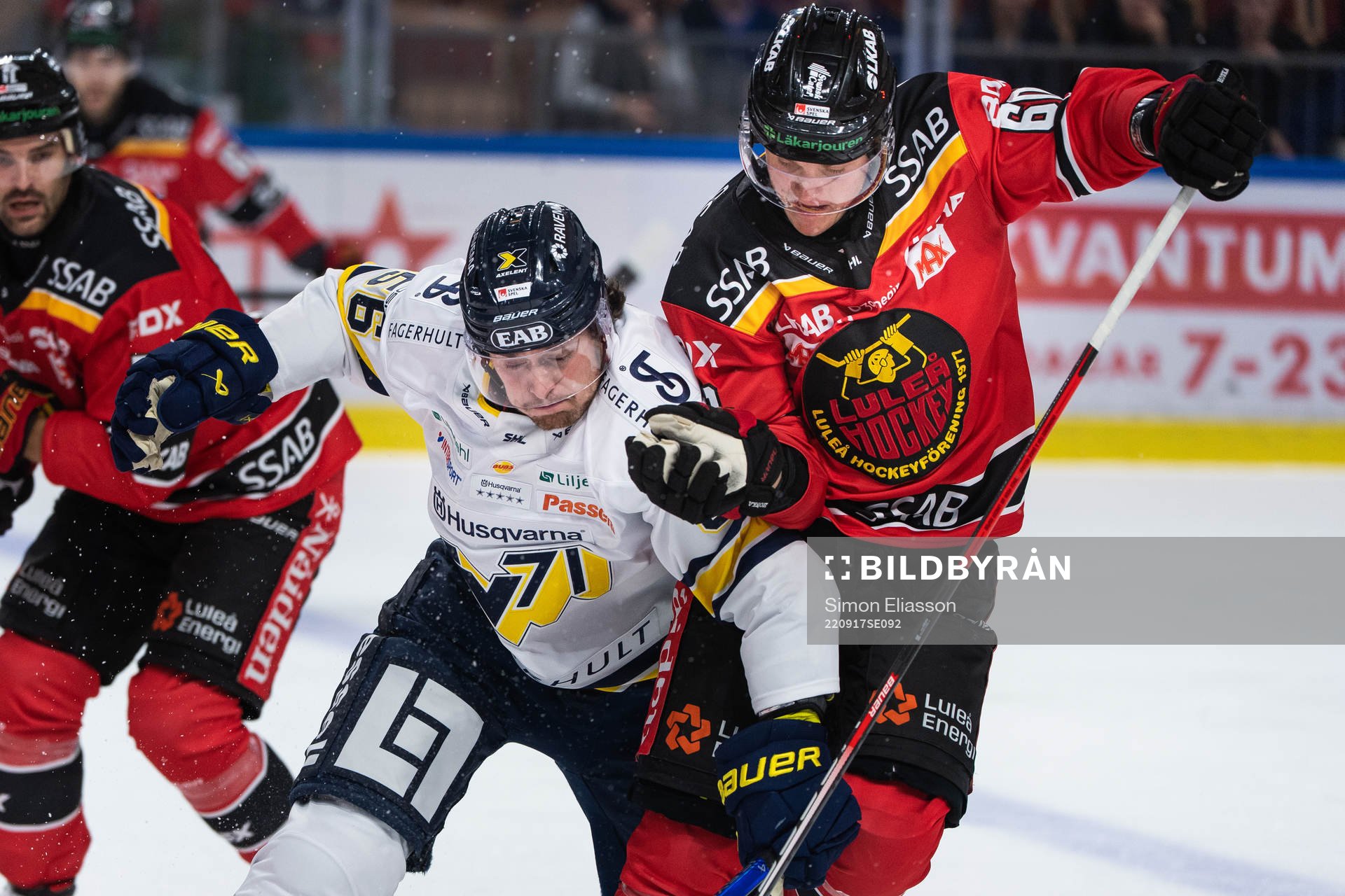 HV71s Fredrik Forsberg och Luleås Julius Honka