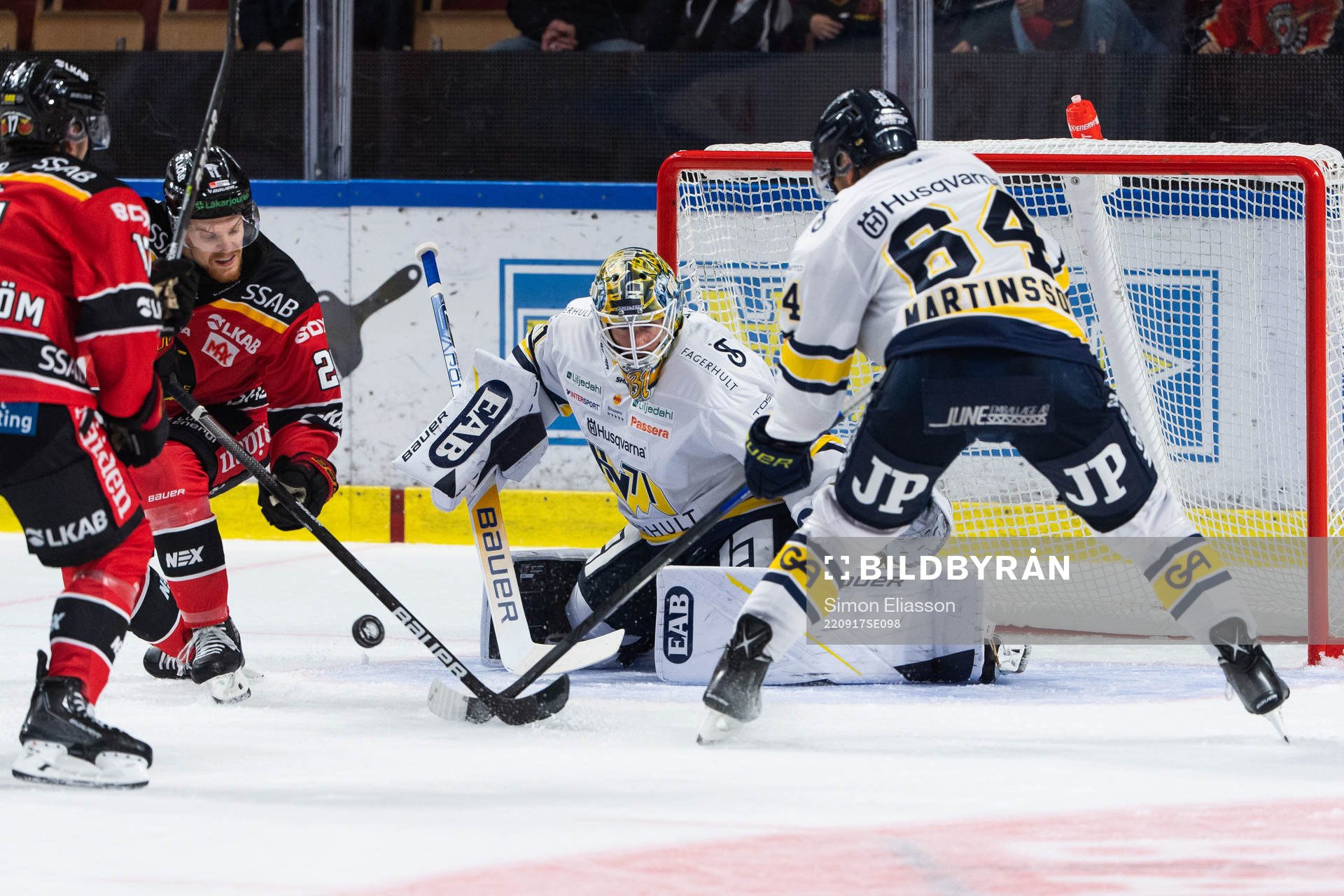 Luleås Brendan Shinnimin och HV71s målvakt Joni Ortio
