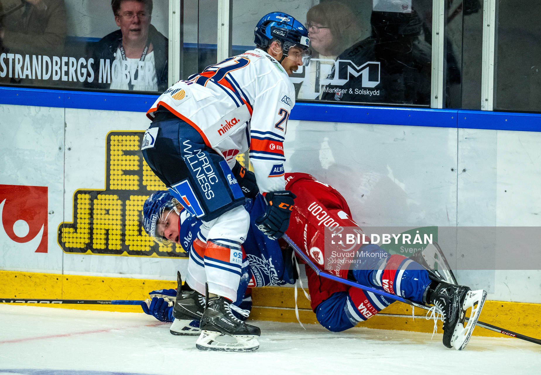 Växjös Brian Cooper tacklar Oskarshamns Anthon Eriksson