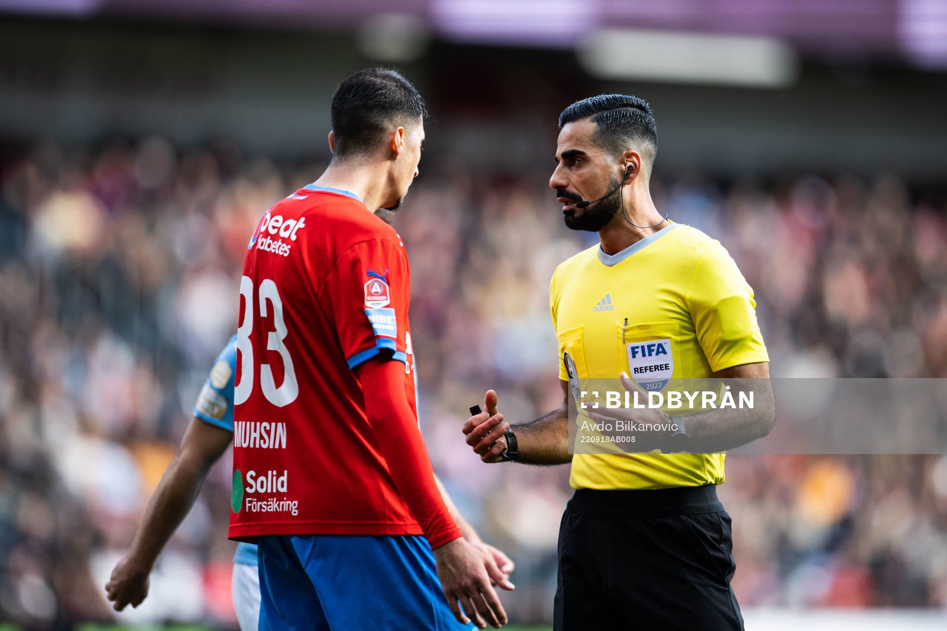 Helsingborgs Amar Muhsin diskuterar med Domare Mohammed