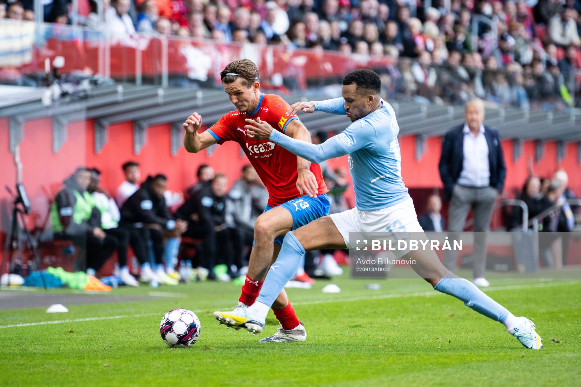 Malmö FFs Martin Olsson och Helsingborgs Wilhelm Loeper under fotbollsmatchen i Allsvenskan mellan Helsingborg och Malmö FF den 18 september 2022 i Helsingborg. 