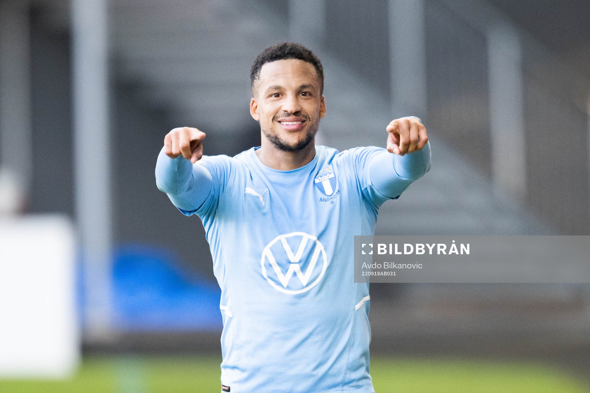 Malmö FFs Martin Olsson jublar efter slutsignalen under fotbollsmatchen i Allsvenskan mellan Helsingborg och Malmö FF den 18 september 2022 i Helsingborg.