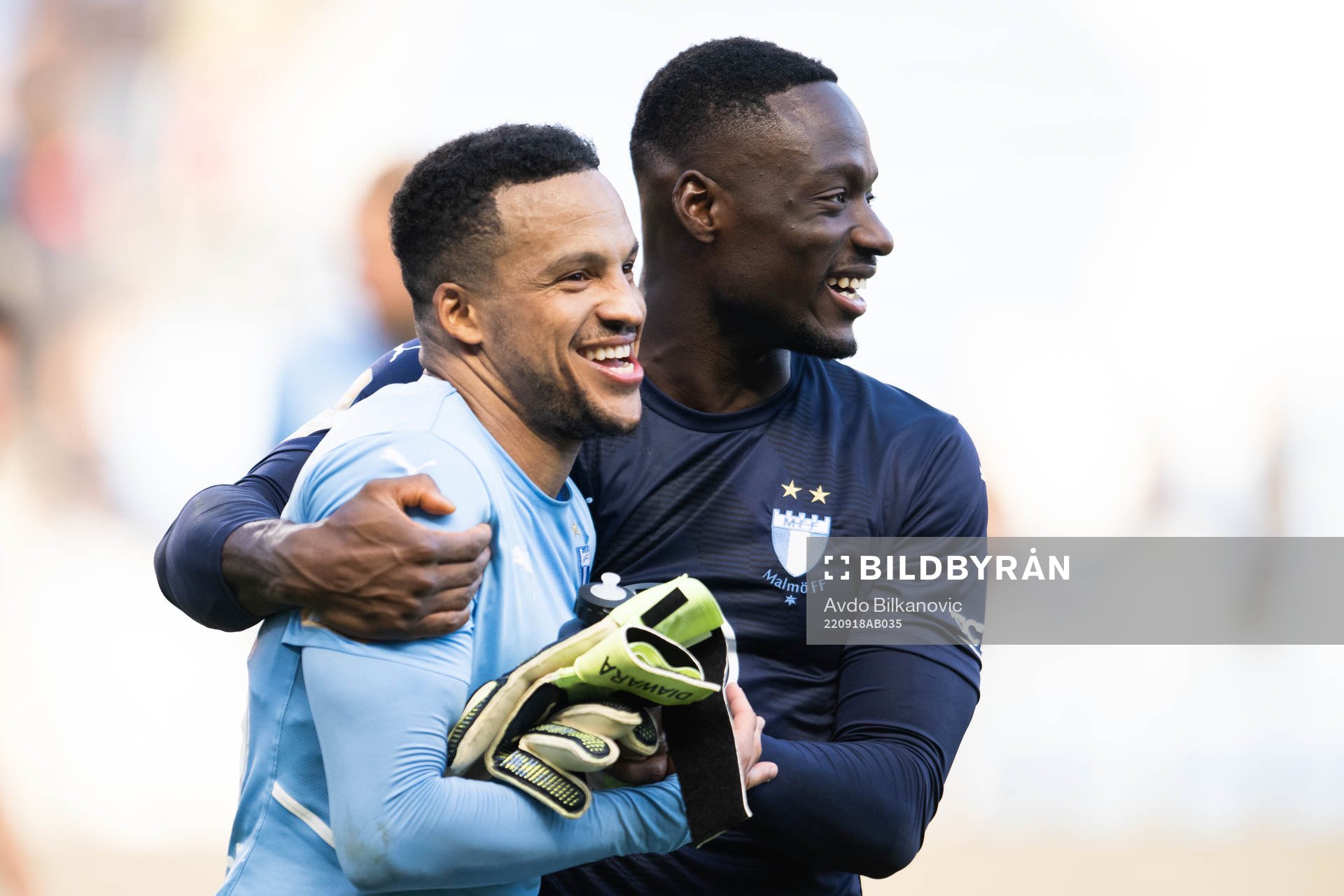 Malmö FFs Martin Olsson och målvakt Ismael Diawara jublar