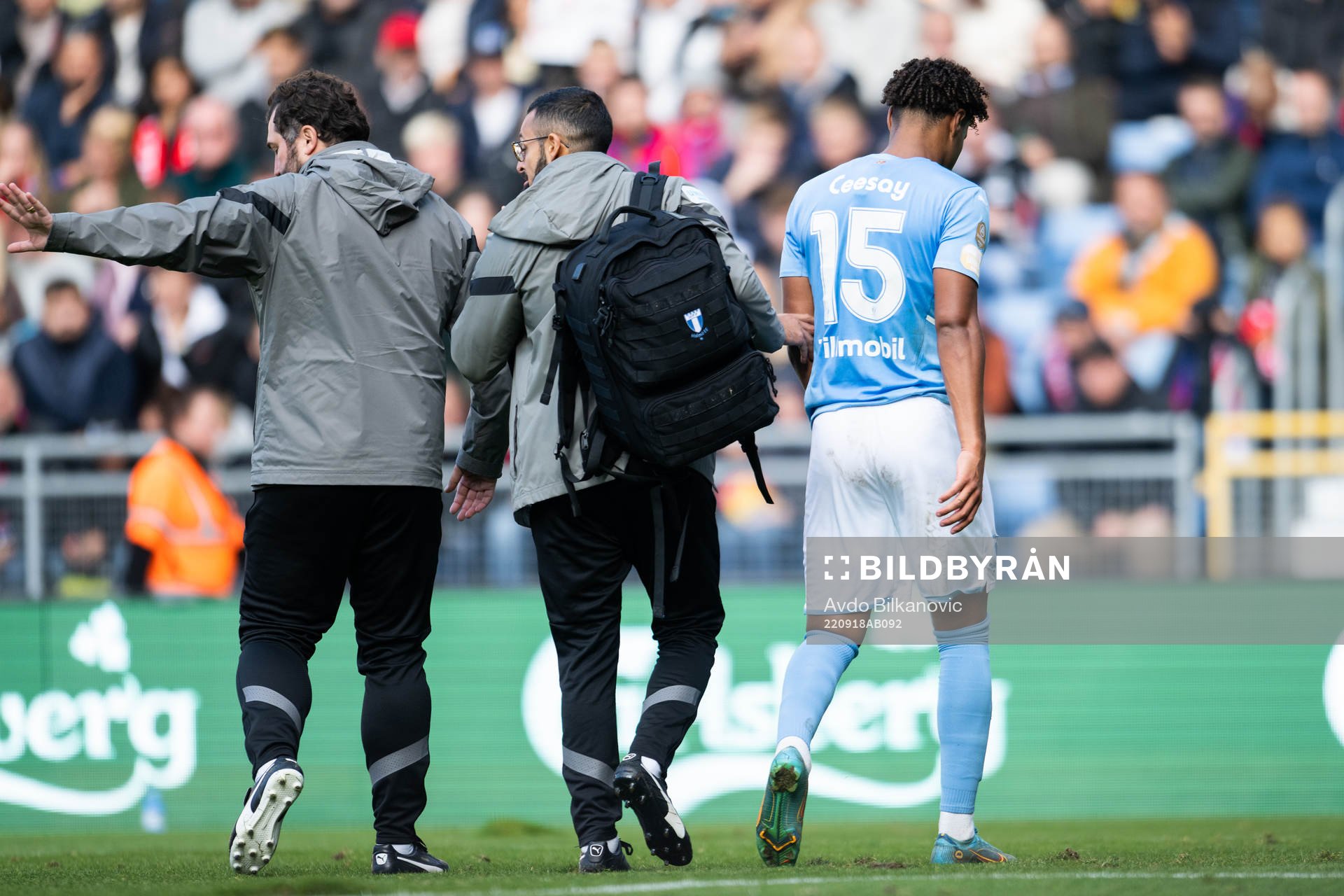 Malmö FFs Joseph Ceesay lämnar planen