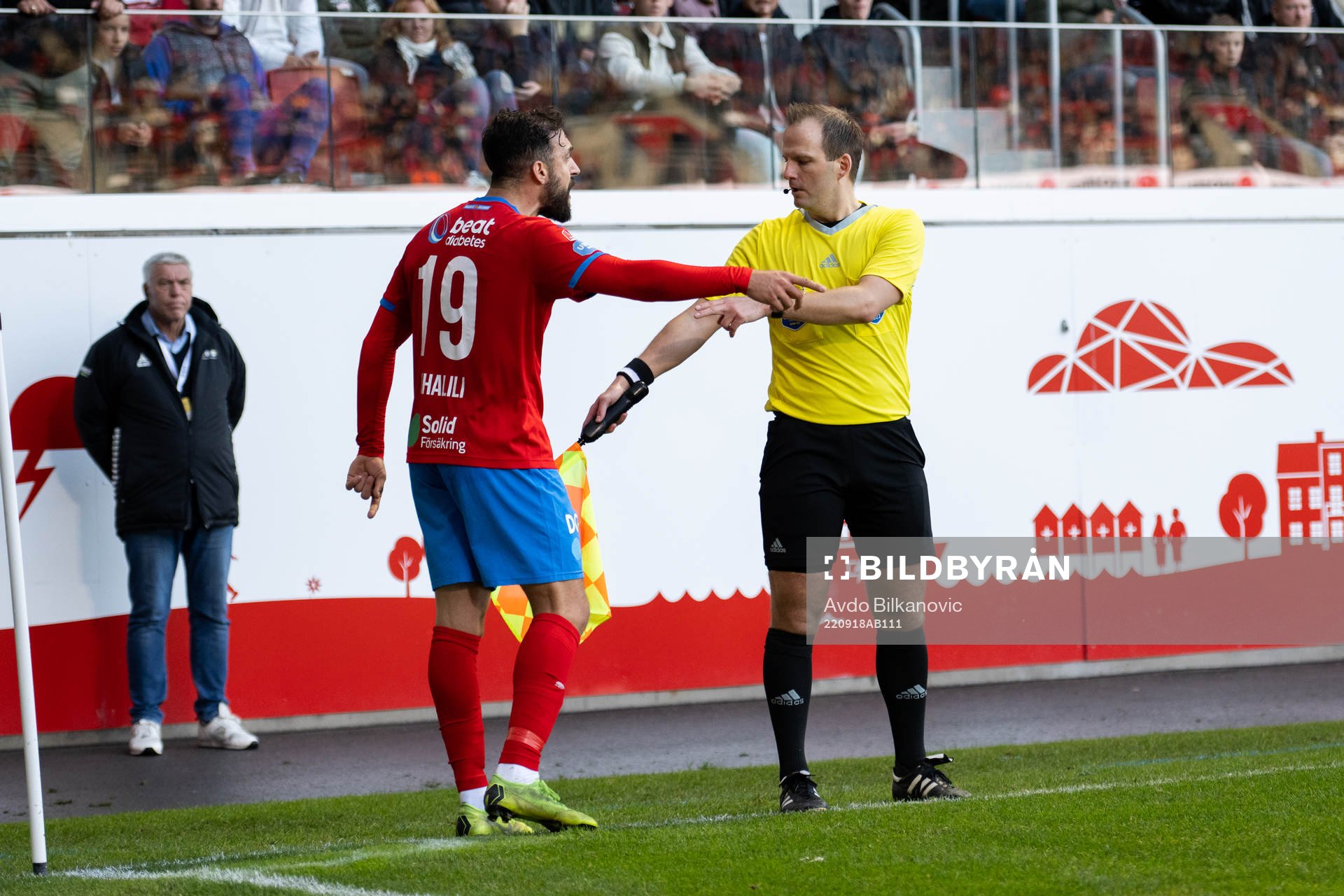 Helsingborgs Abdul Rahman Khalili i diskussion med domare