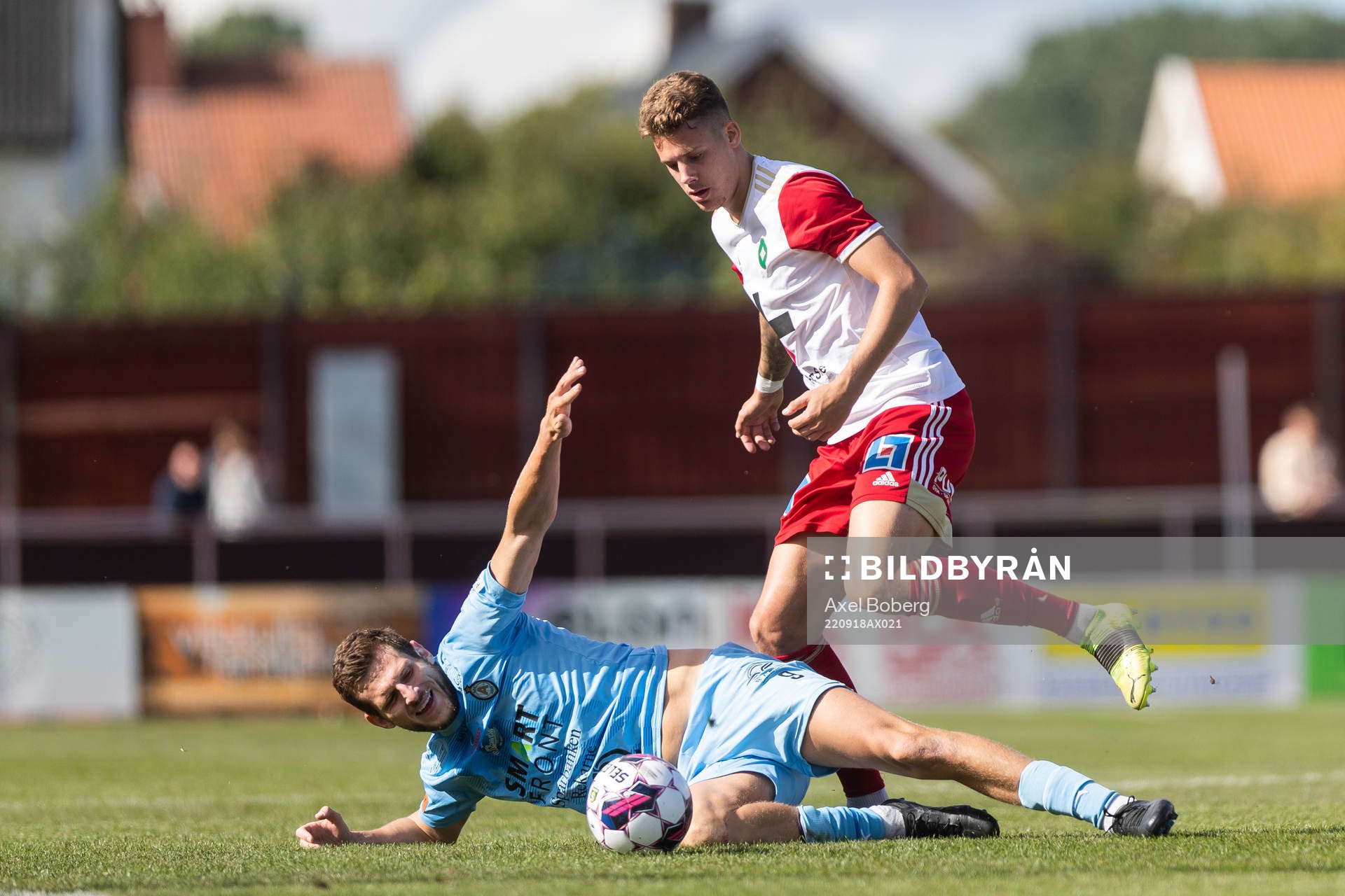 Skövdes Gabriel Wallentin och AFC Eskilstunas Ashley Coffey