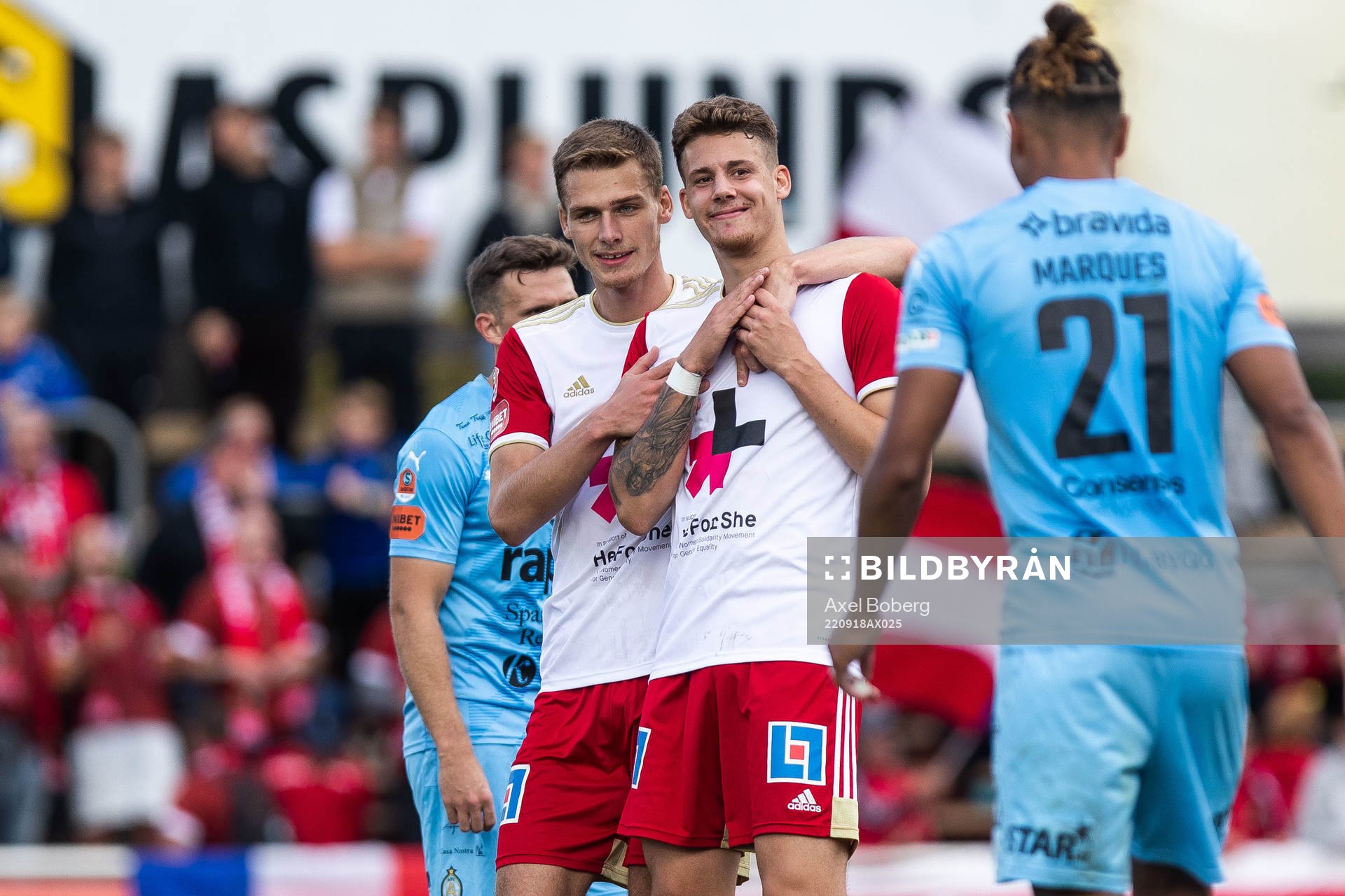 Skövde AIKs Villiam Granath jublar med Gabriel Wallentin