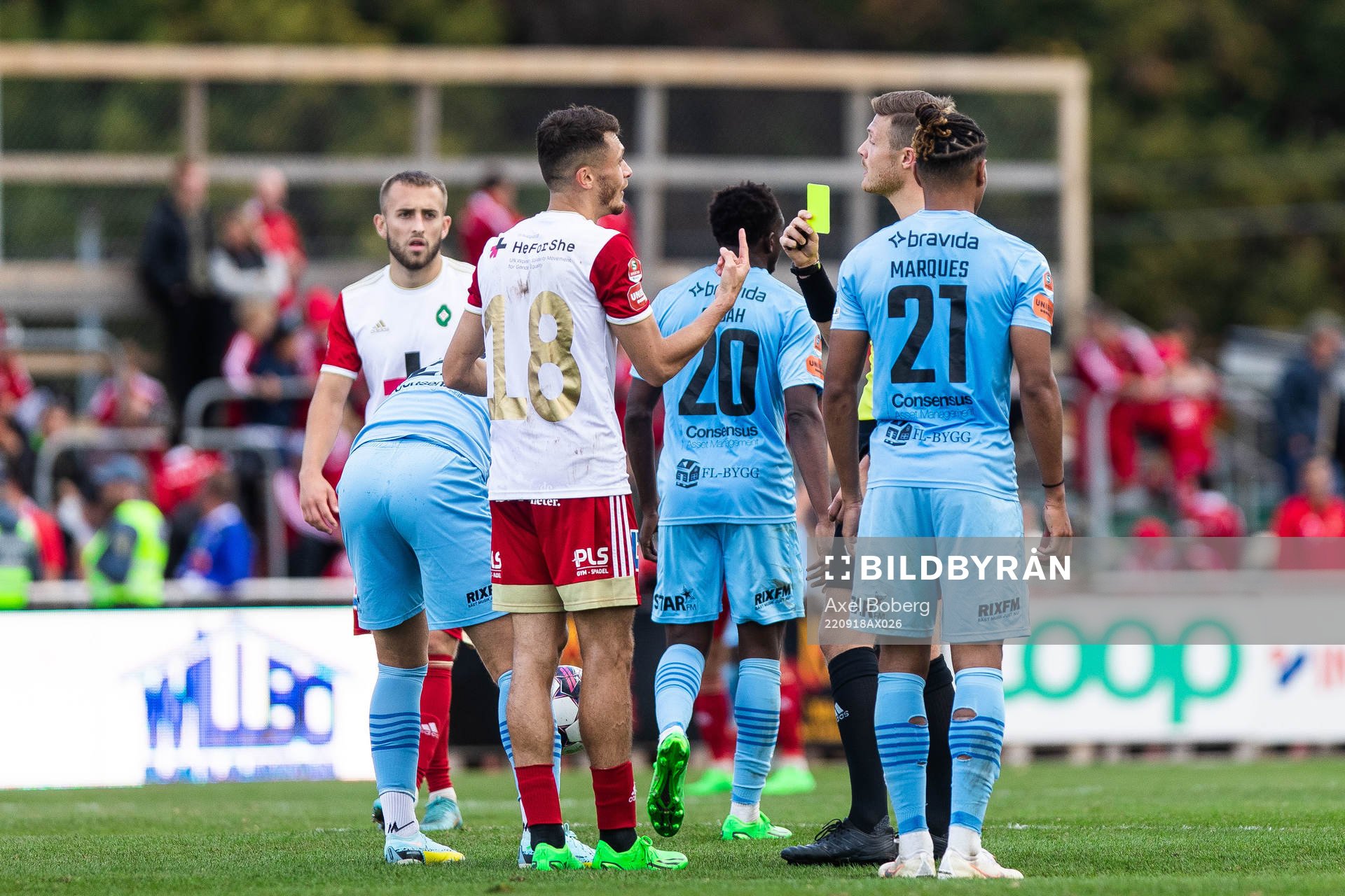 Skövde AIKs Yoann Fellrath tilldelas gult kort av Domare